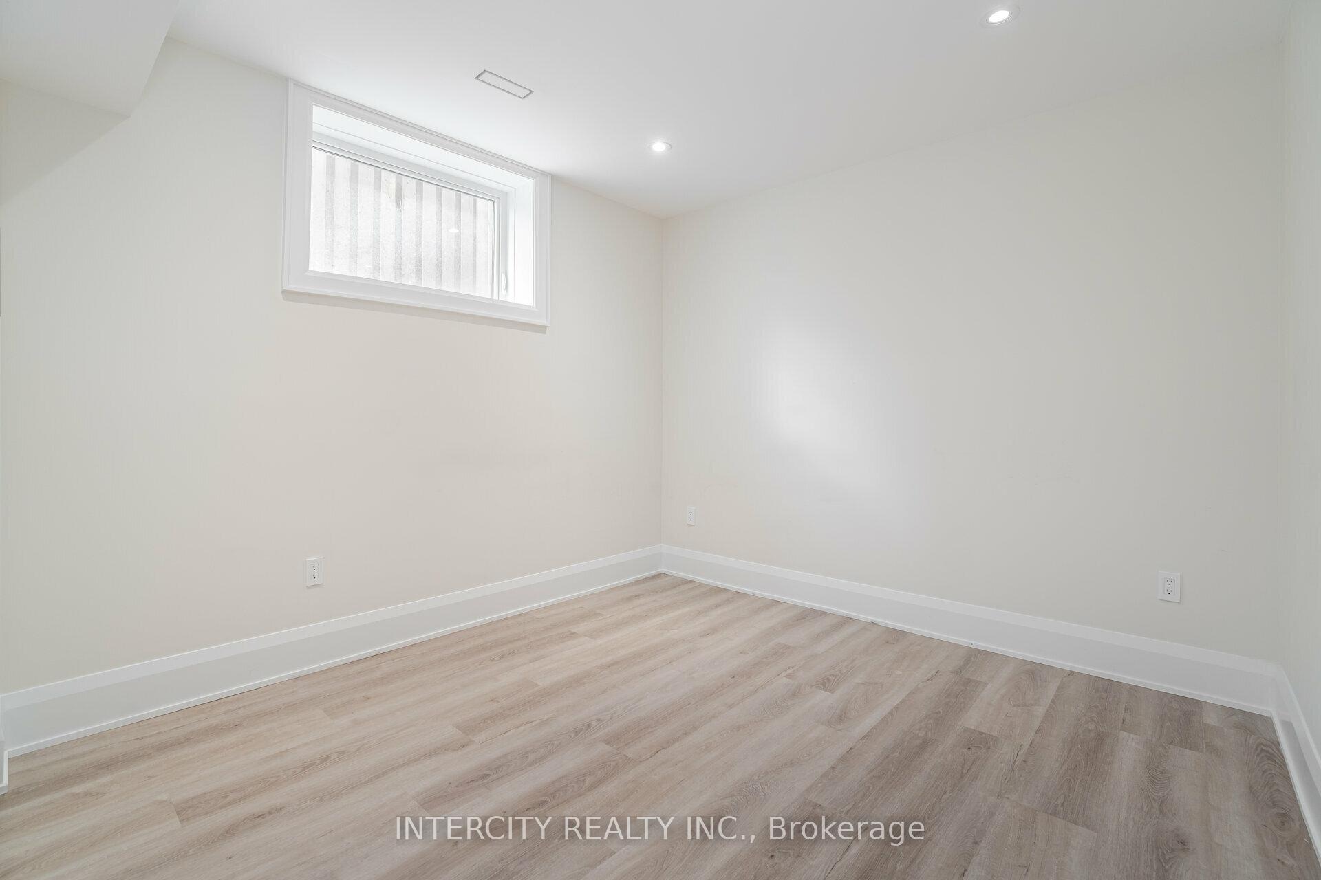 Photo 20 of 23 Lockheed Boulevard S, Etobicoke, Humber Heights — HOMEH
