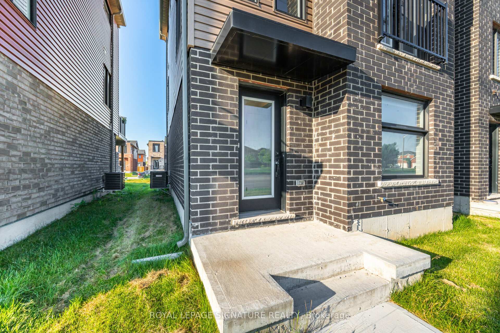 Photo 2 of 63 Fairlane Avenue, Barrie, Painswick South — HOMEH