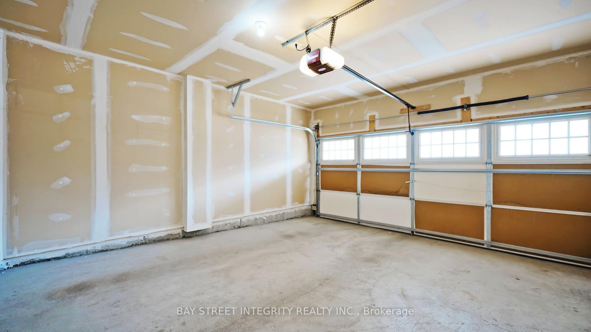 Photo 17 of 170 Baber Crescent, Aurora, Rural Aurora — HOMEH