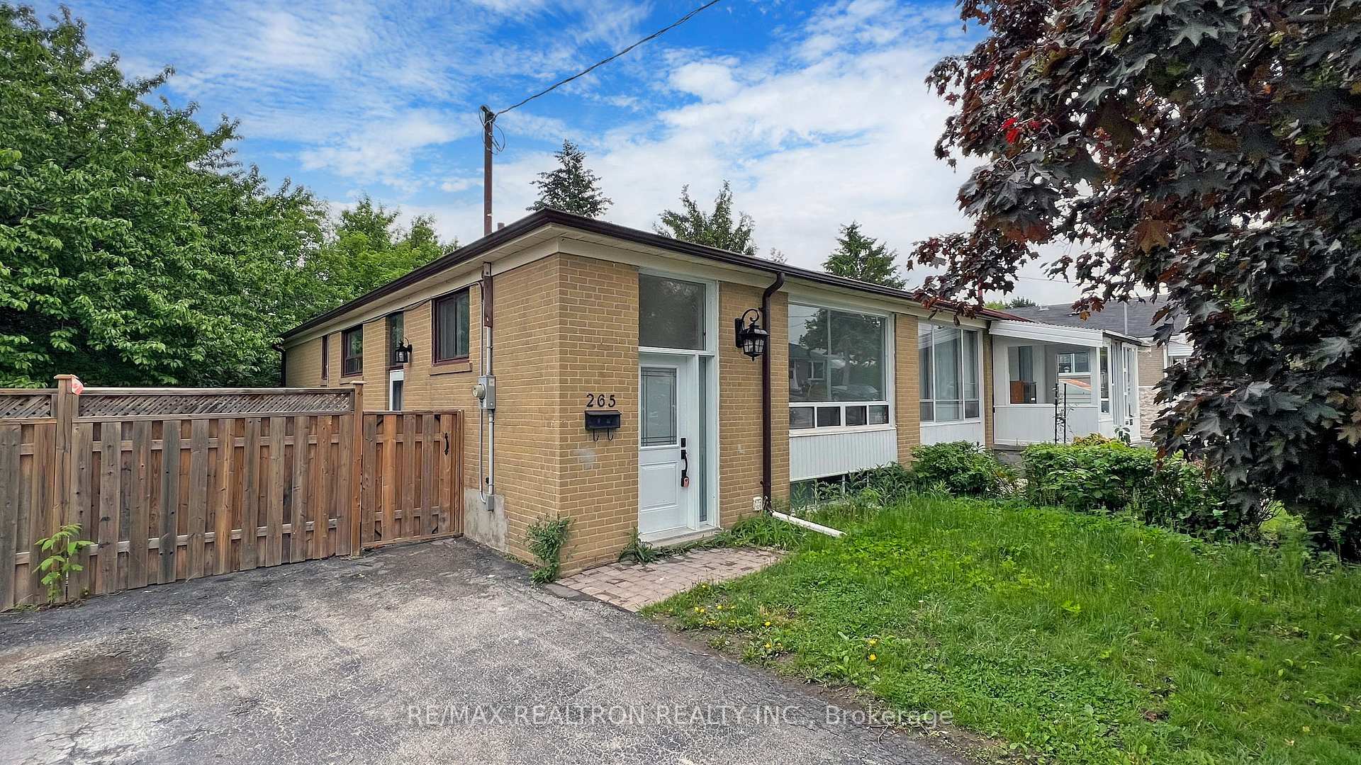 Front of Unit Main Floor, 265 Browndale Crescent E