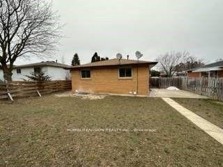 Photo 12 of Unit B, 23 Markwood Drive, Kitchener — HOMEH