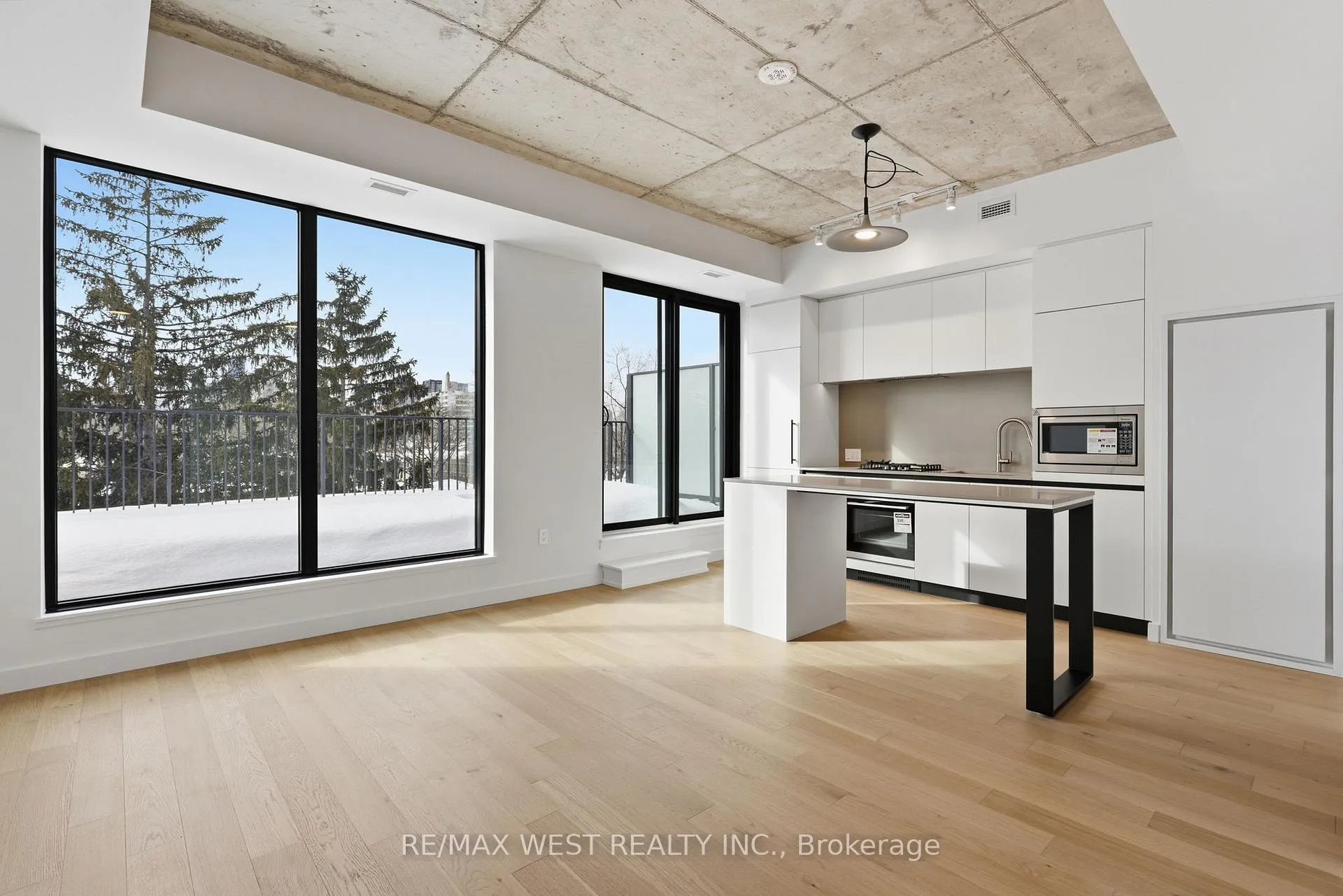 Front of Unit 611, 1720 Bayview Avenue W