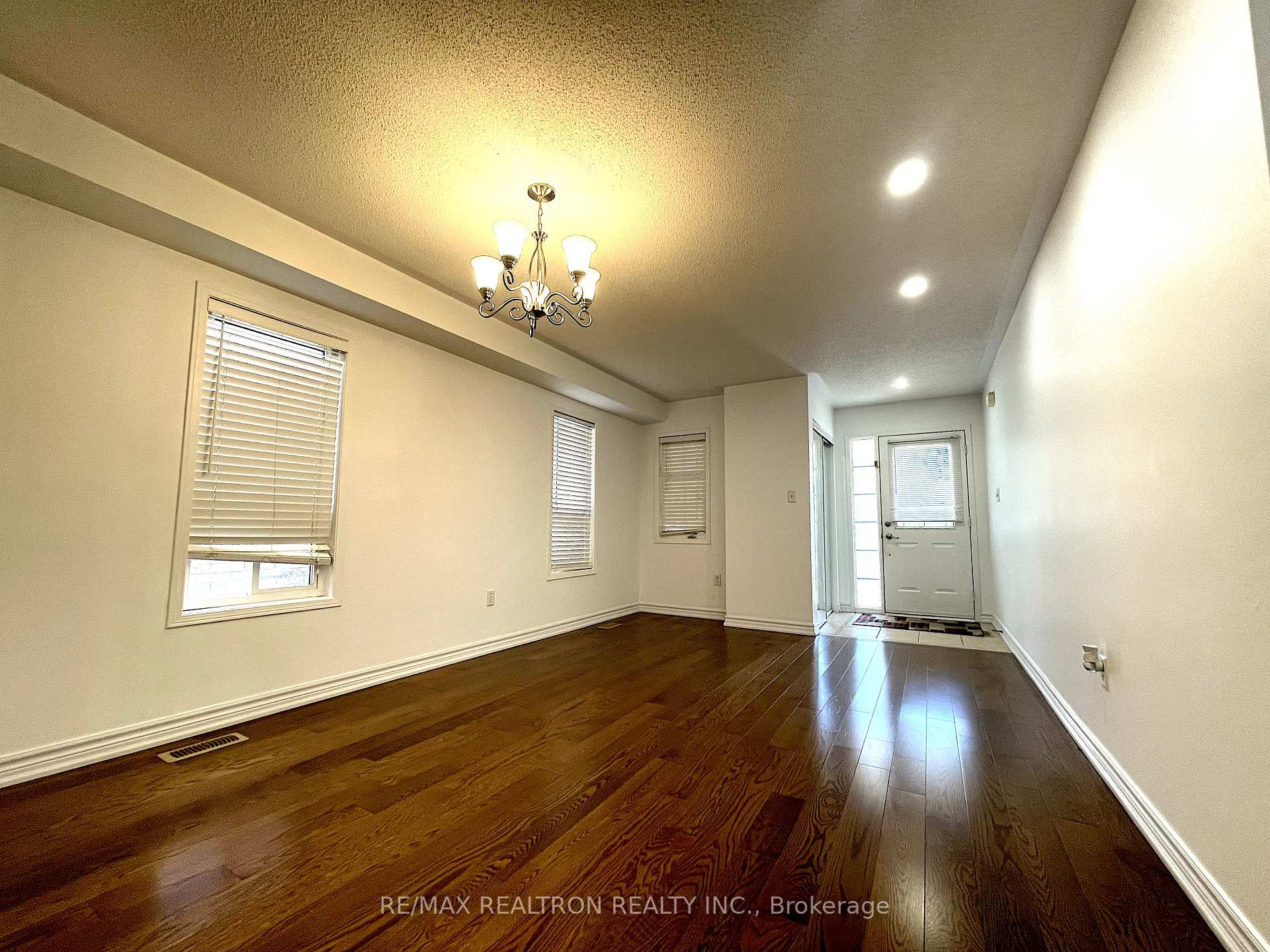 Photo 4 of 61 Rampart Crescent S, Whitby, Williamsburg — HOMEH