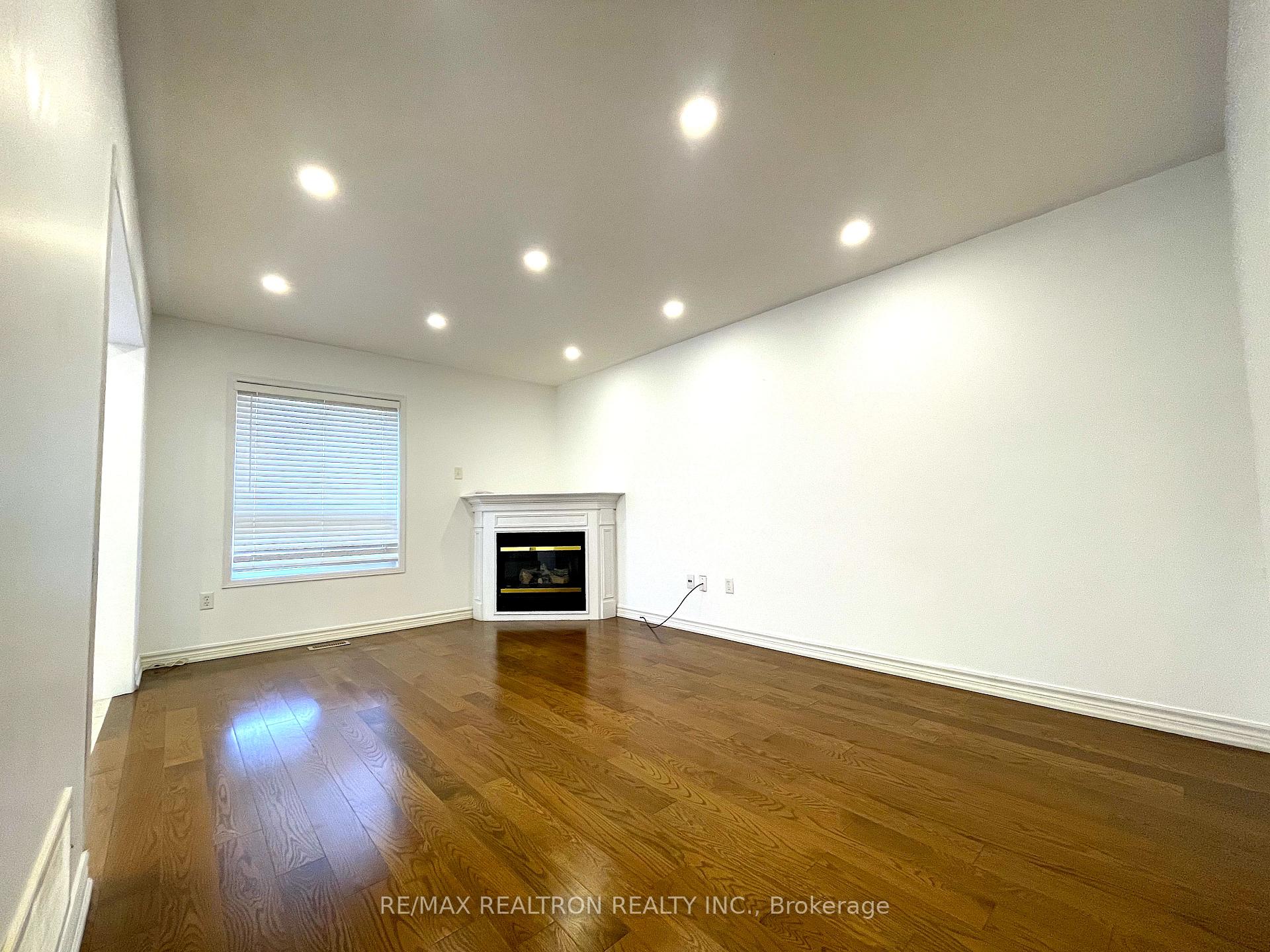 Photo 8 of 61 Rampart Crescent S, Whitby, Williamsburg — HOMEH