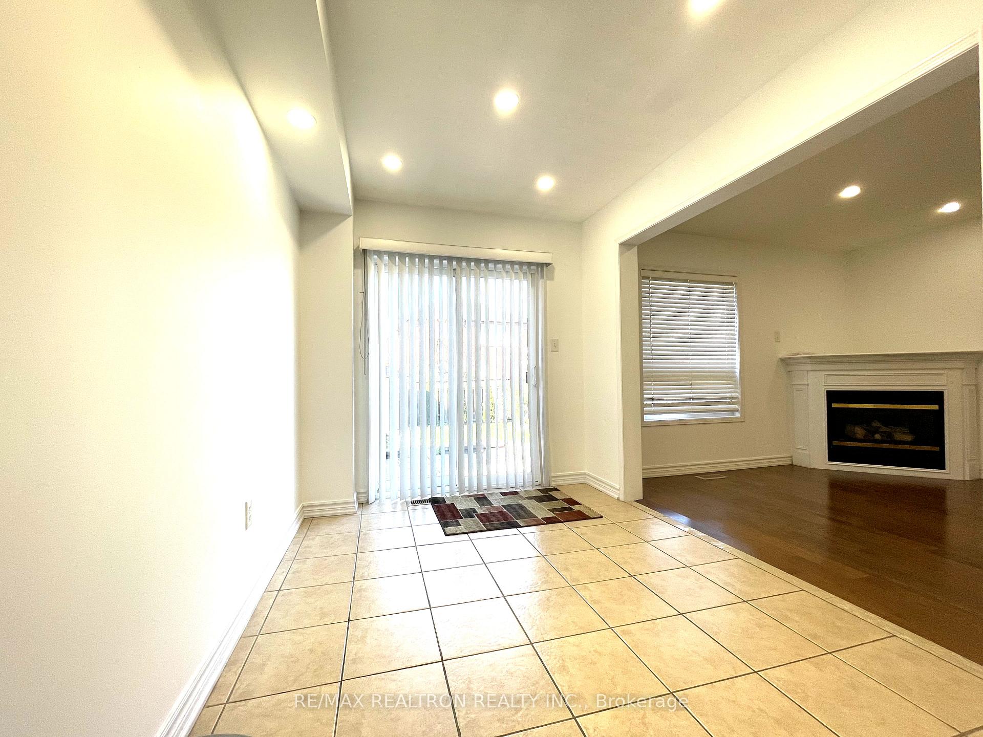 Photo 5 of 61 Rampart Crescent S, Whitby, Williamsburg — HOMEH