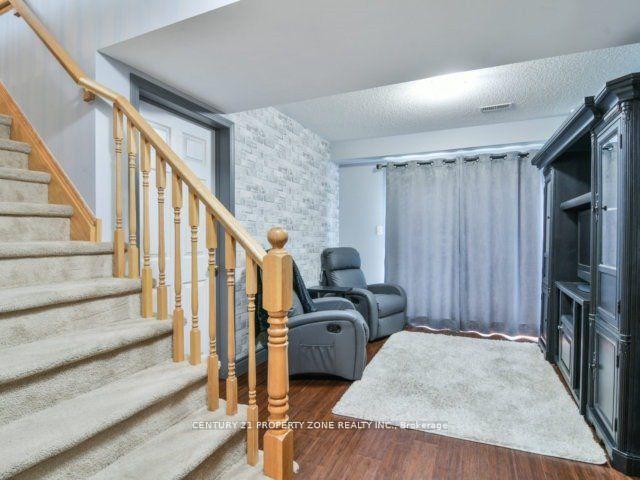 Photo 3 of 137 Decker Hollow Circle, Brampton, Credit Valley — HOMEH
