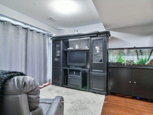 Photo 4 of 137 Decker Hollow Circle, Brampton, Credit Valley — HOMEH