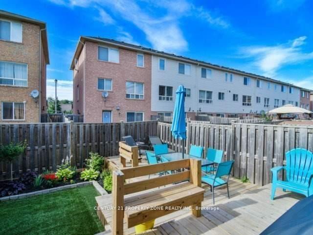 Photo 9 of 137 Decker Hollow Circle, Brampton, Credit Valley — HOMEH