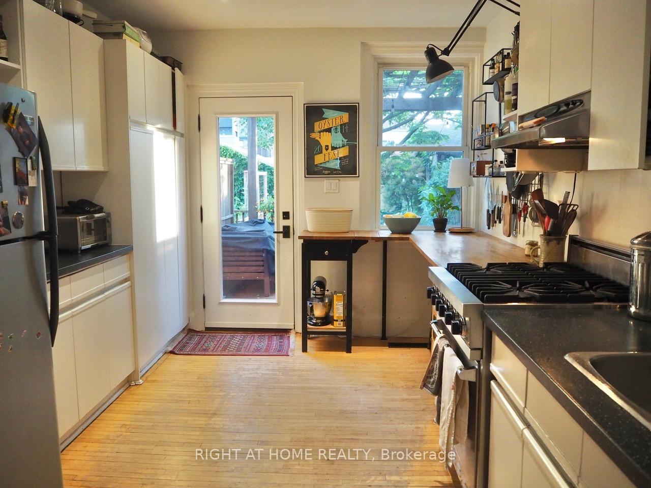 Photo 3 of 560 Crawford Street, Toronto, Palmerston-Little Italy — HOMEH