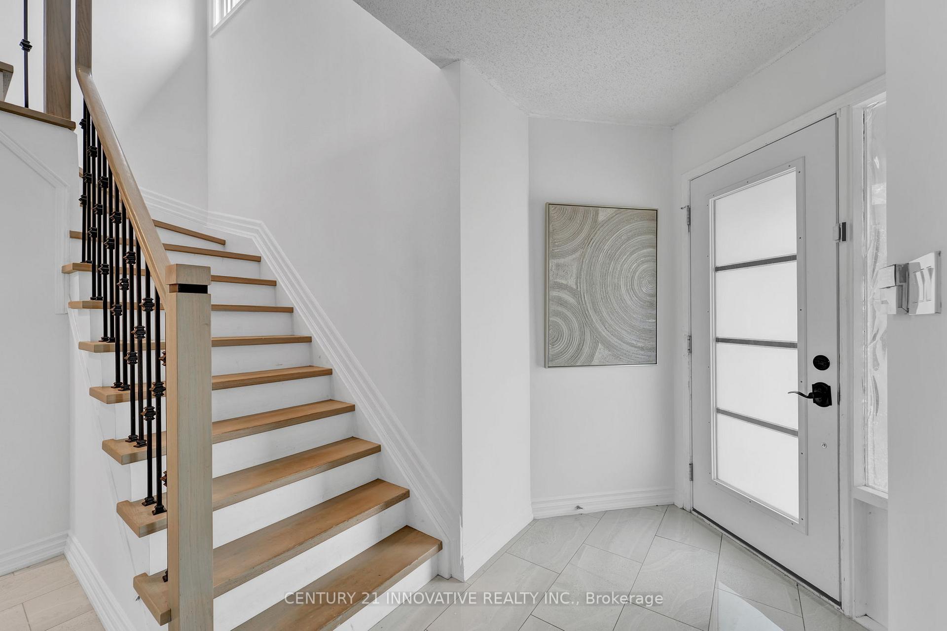 Photo 4 of 10 Blake Court, Ajax, Central — HOMEH
