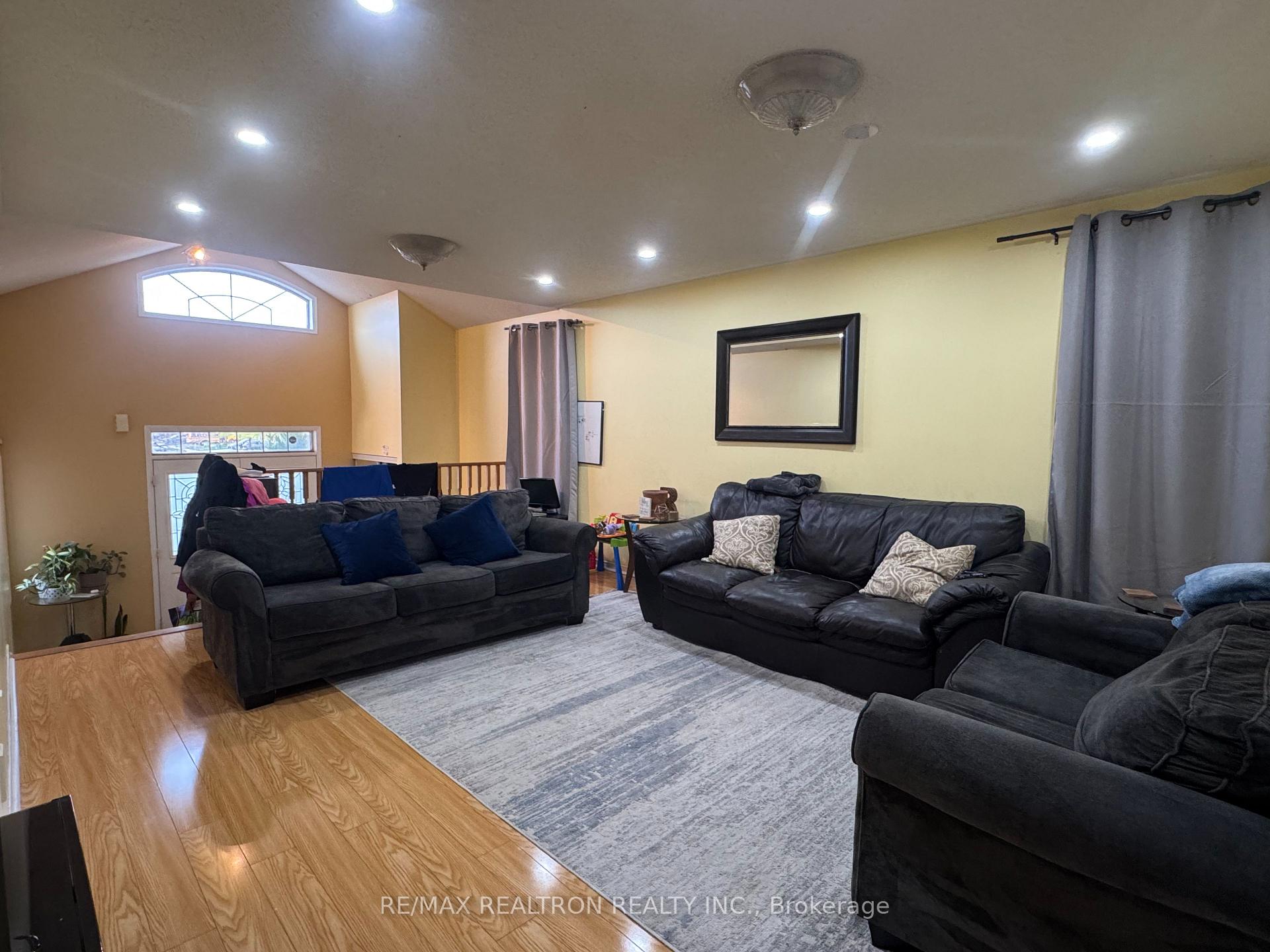 Photo 7 of Unit Upper Lvl, 212 Van Scott Drive, Brampton, Northwest Sandalwood Parkway — HOMEH