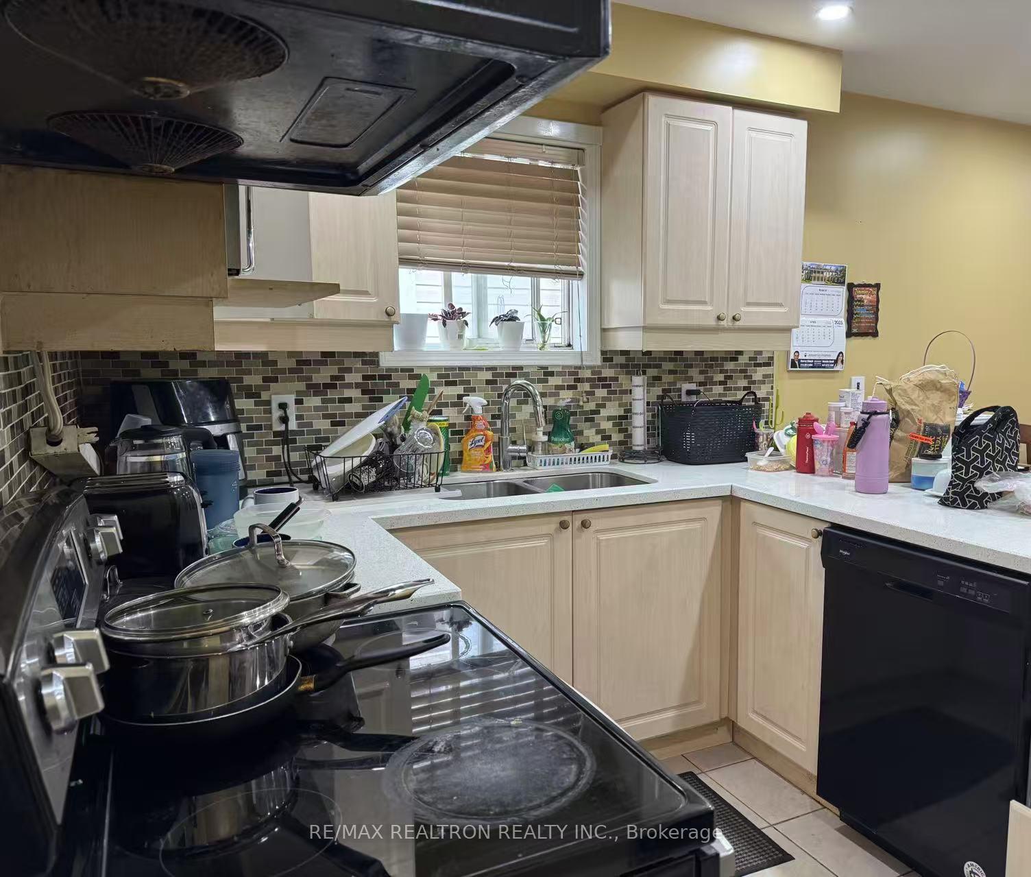 Photo 2 of Unit Upper Lvl, 212 Van Scott Drive, Brampton, Northwest Sandalwood Parkway — HOMEH