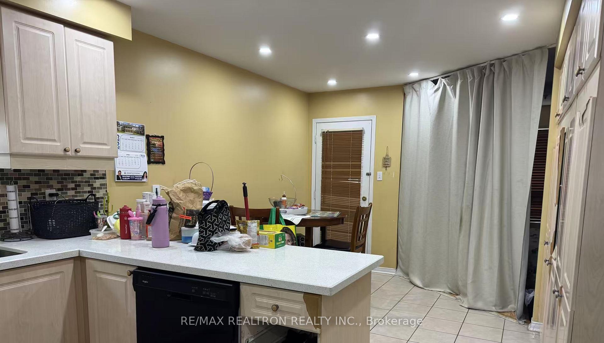 Photo 13 of Unit Upper Lvl, 212 Van Scott Drive, Brampton, Northwest Sandalwood Parkway — HOMEH
