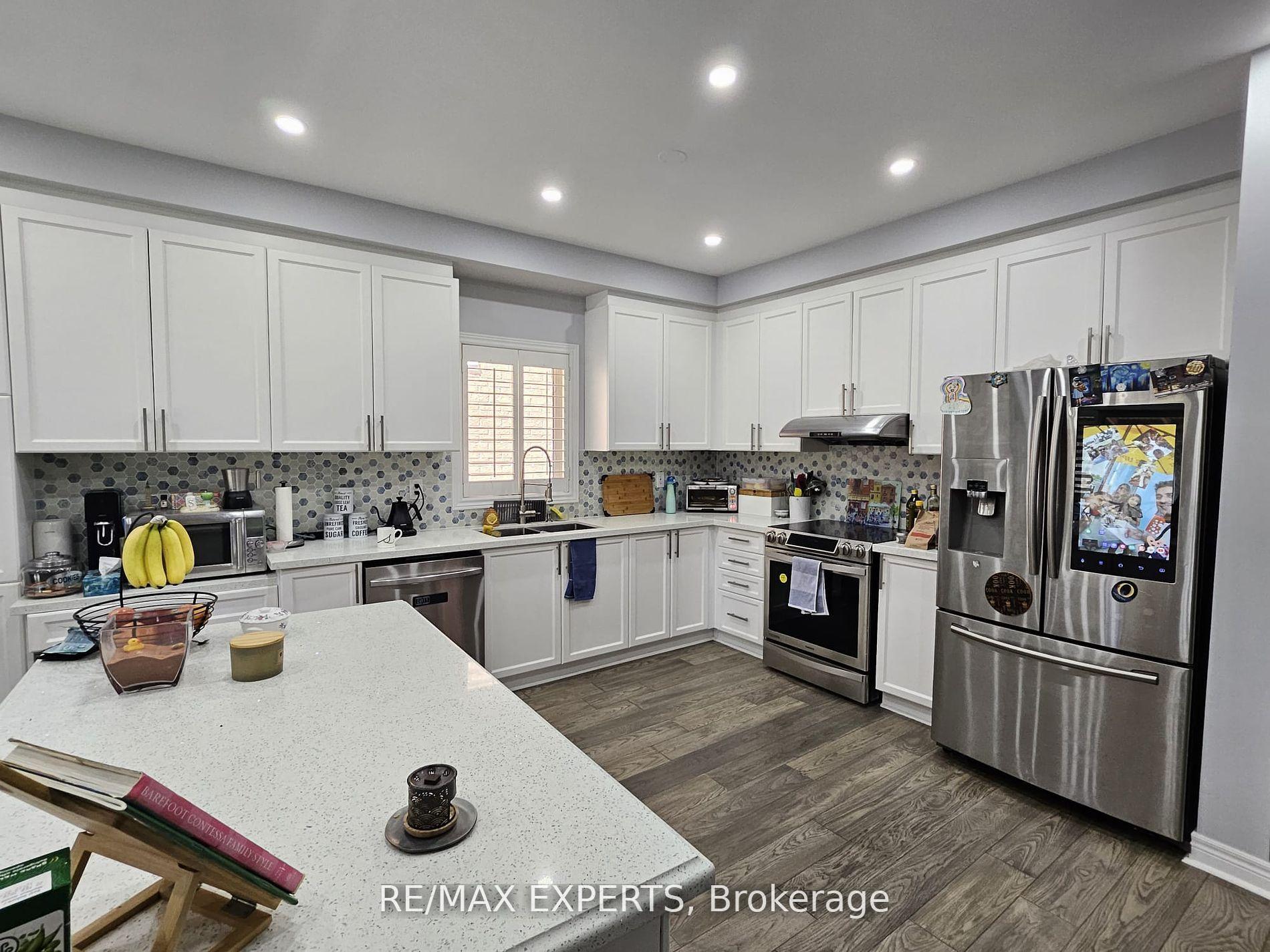 Photo 3 of 17 Belleville Drive, Brampton, Vales of Castlemore North — HOMEH