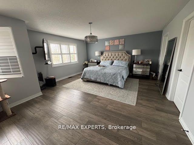 Photo 7 of 17 Belleville Drive, Brampton, Vales of Castlemore North — HOMEH