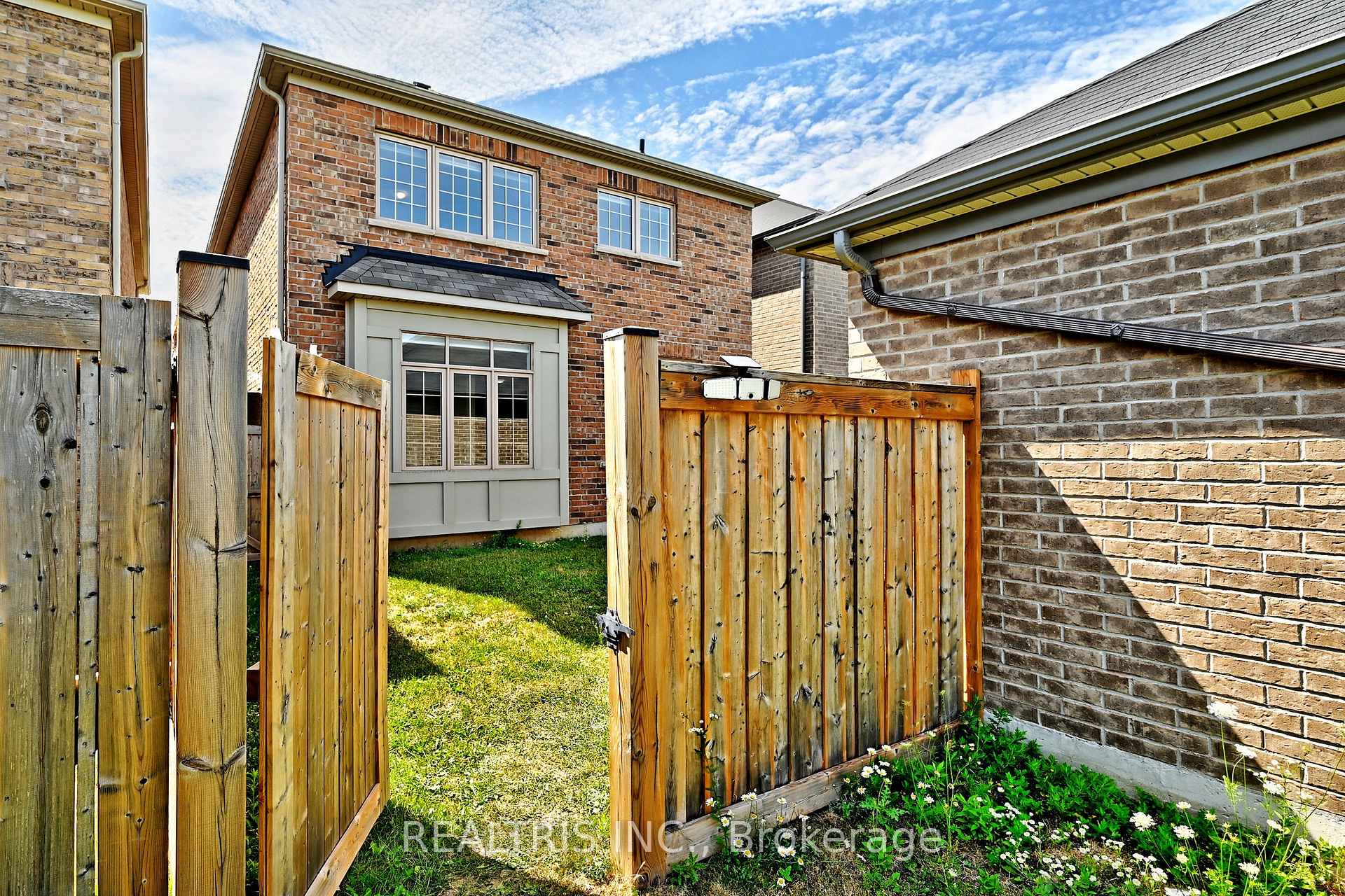 Photo 24 of 35 Gordon Landon Drive, Markham, Cornell — HOMEH