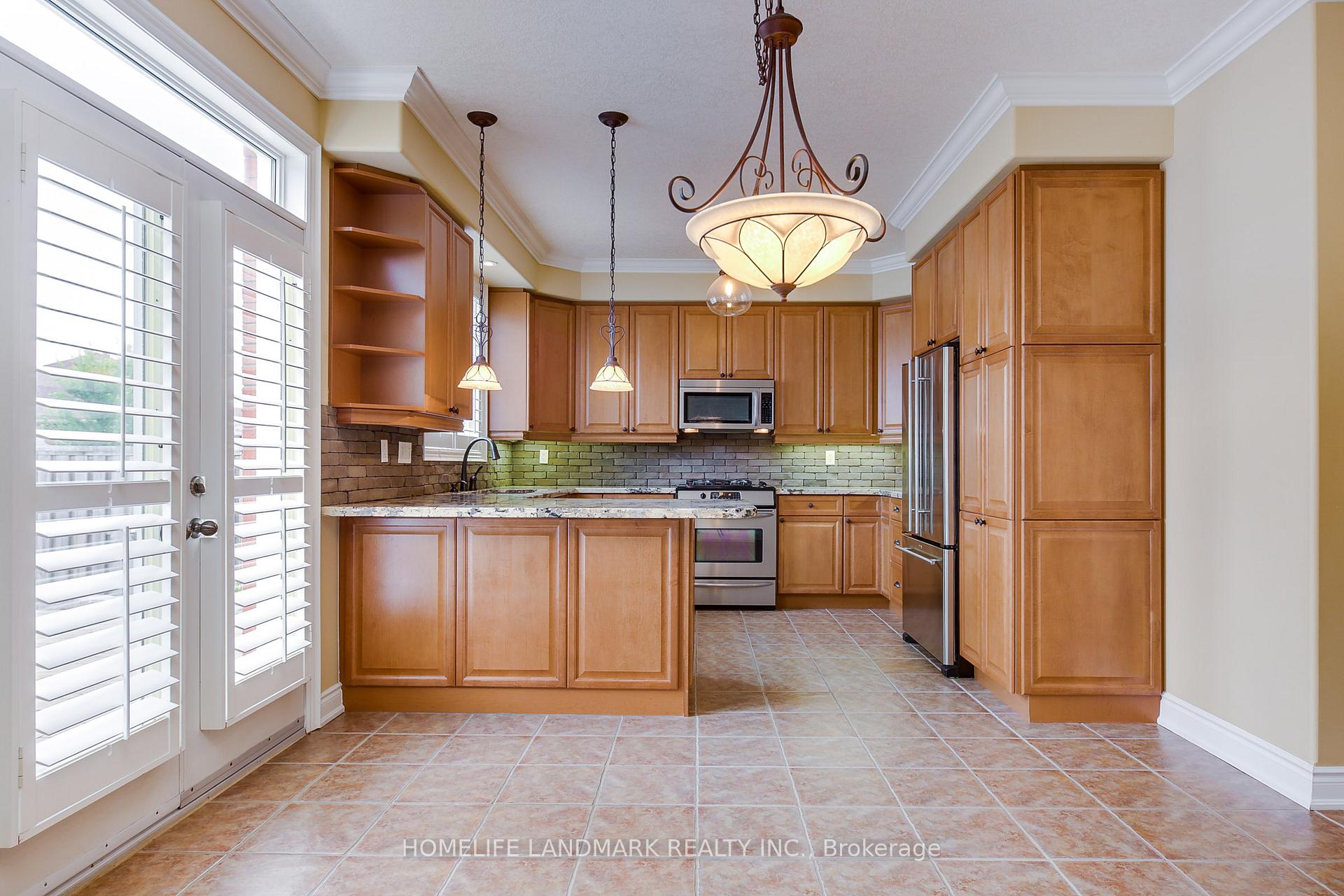 Photo 3 of 55 Prince William Way, Barrie, Innis-Shore — HOMEH