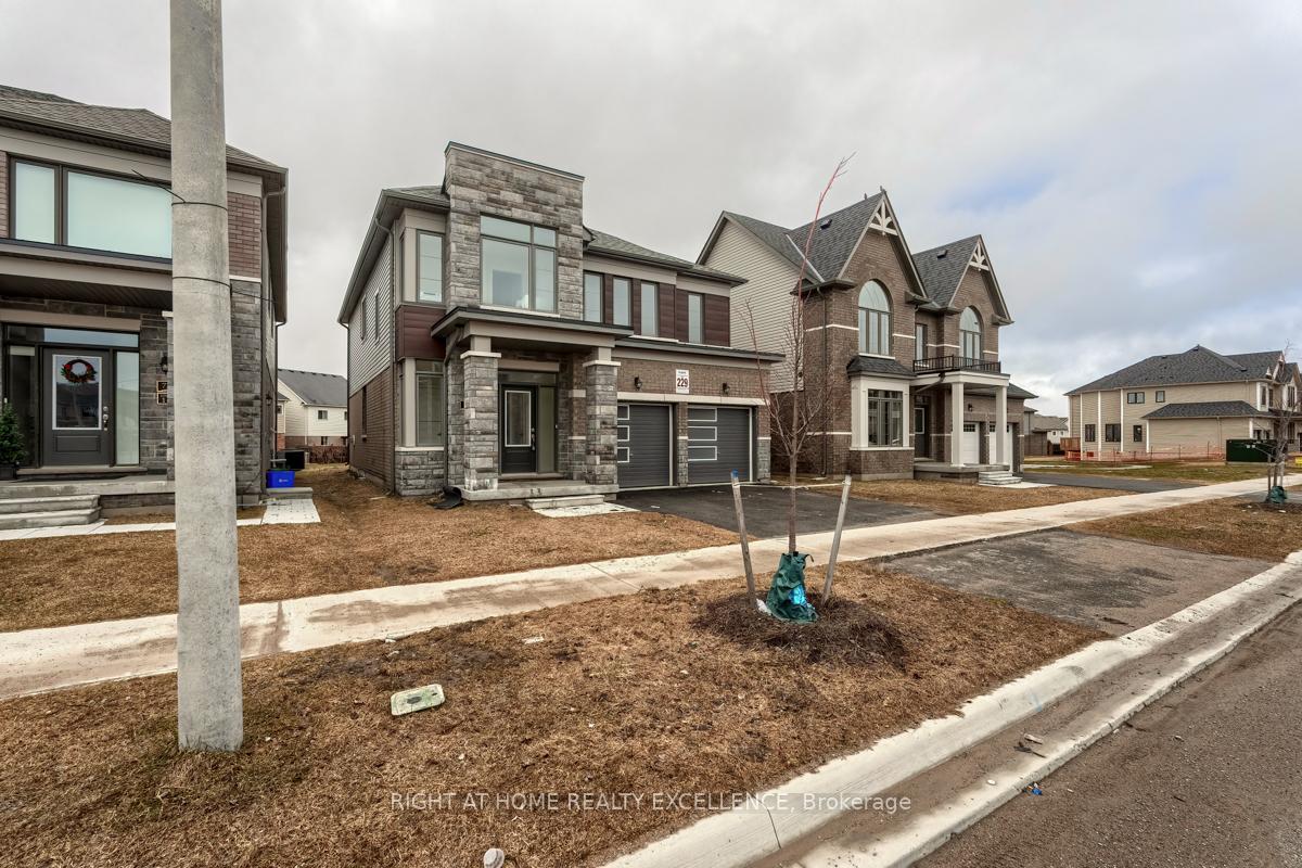 Photo 4 of 73 Nottingham Road E, Barrie, Innis-Shore — HOMEH