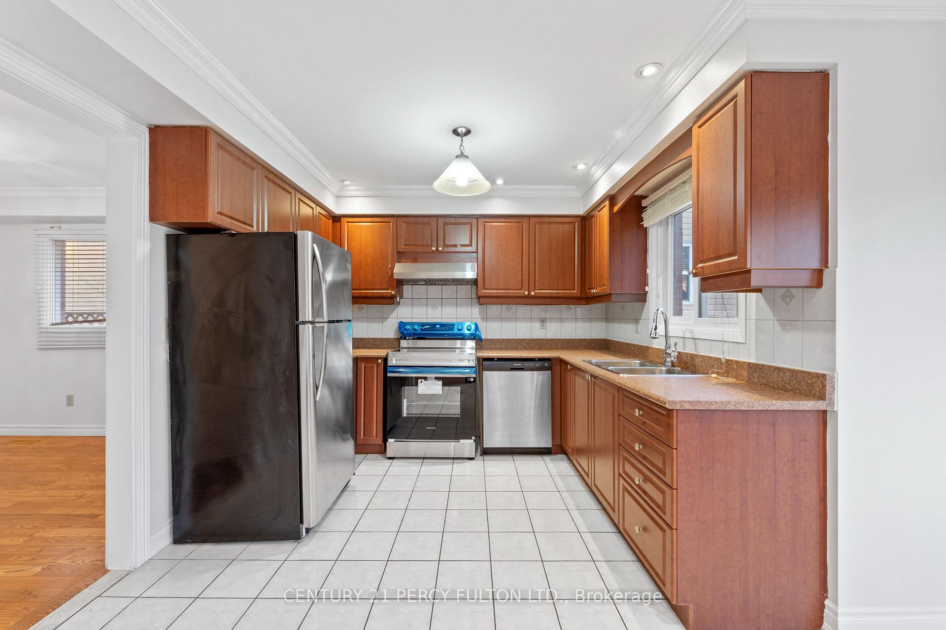 Photo 5 of 31 Chapman Drive, Ajax, Central — HOMEH