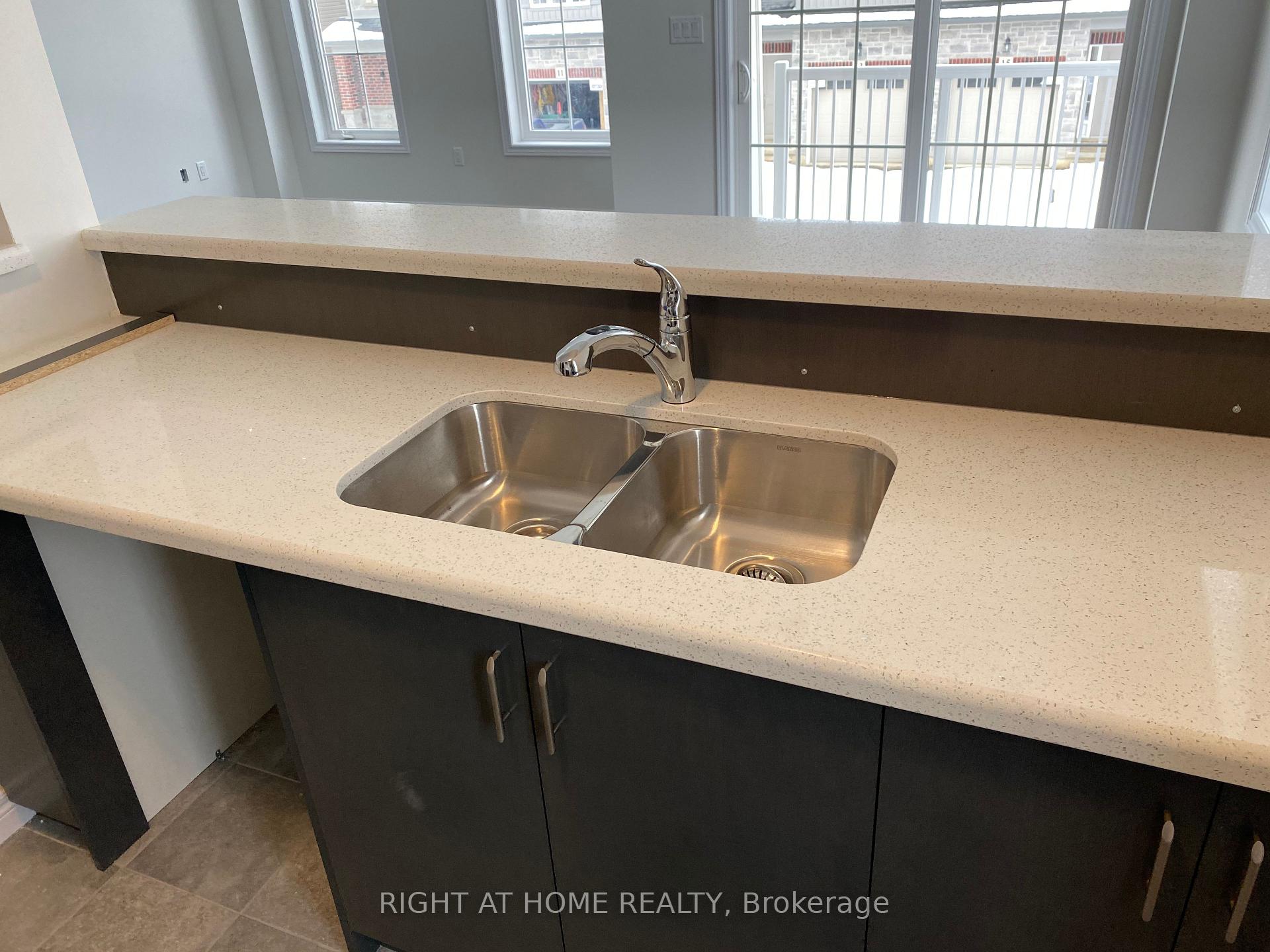 Photo 11 of 14 Garlent Avenue, Hamilton, Ancaster — HOMEH