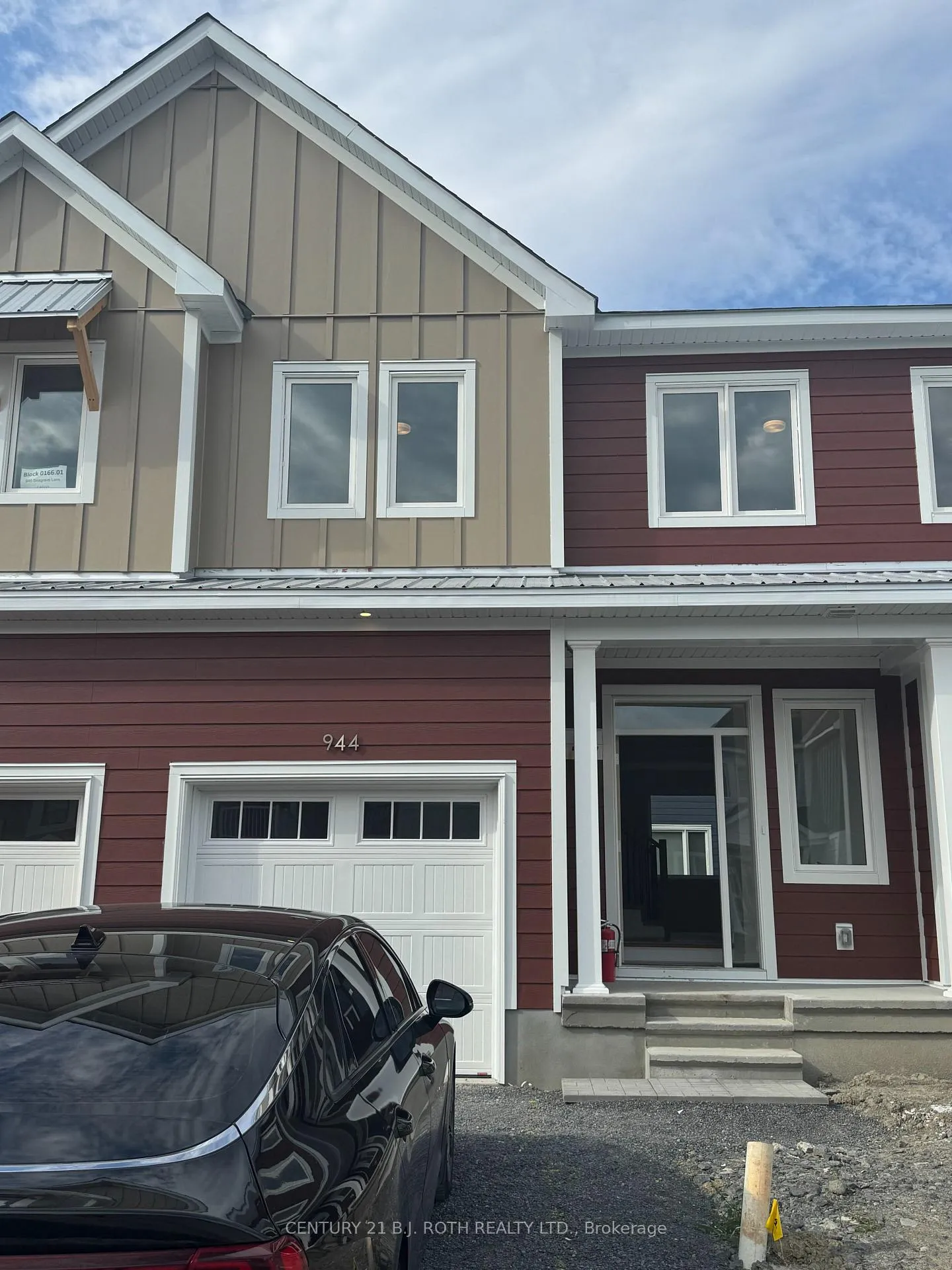 Photo 1 of 944 Seagrave Lane, Ottawa, Btwn Franktown Rd. & Fallowfield Rd. — HOMEH