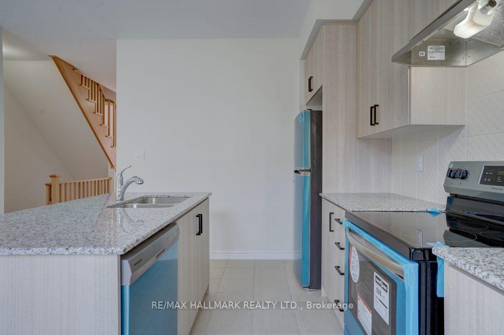 Photo 3 of 33 Hallmark Way, Whitby, Lynde Creek — HOMEH
