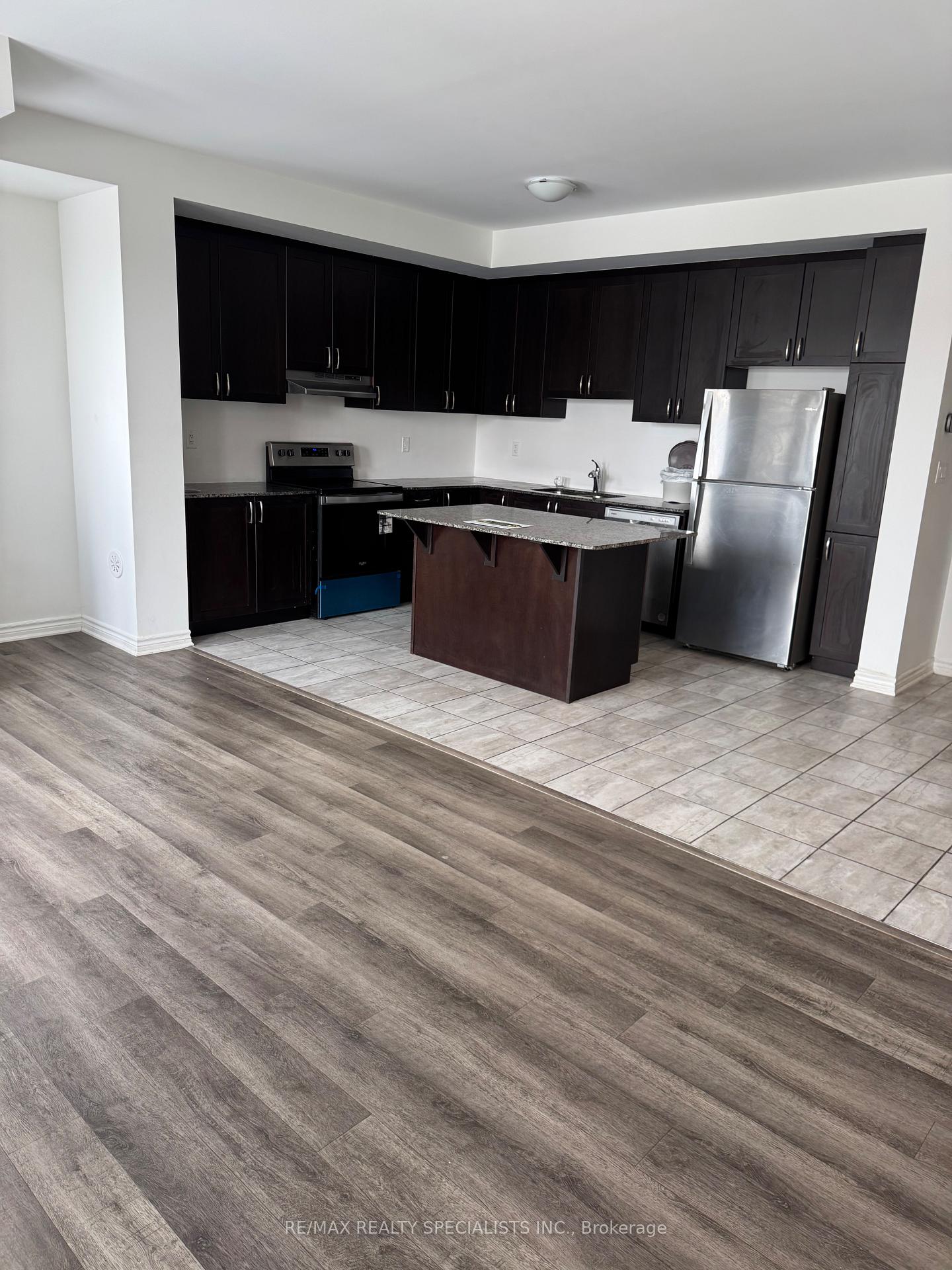 Photo 8 of 17 Keppel Circle, Brampton, Northwest Brampton — HOMEH