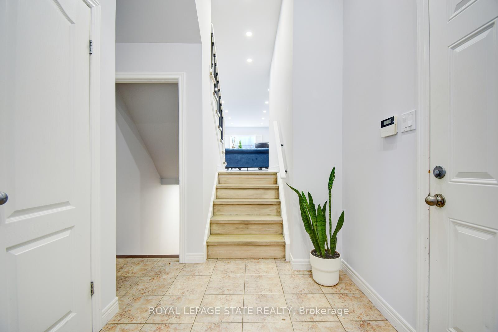 Photo 7 of 106 Whitefish Crescent, Hamilton, Lakeshore — HOMEH