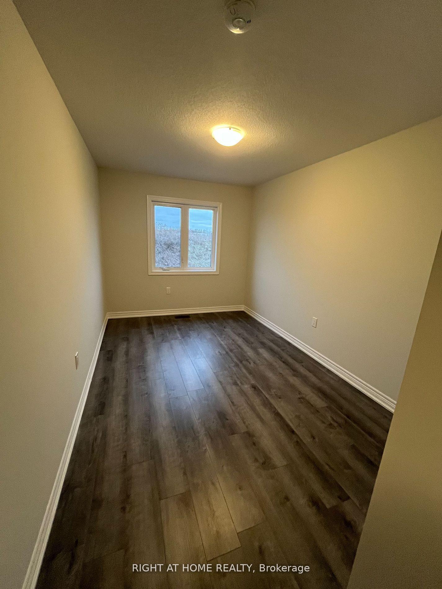 Photo 10 of 141 Aquasanta Crescent, Hamilton, Ryckmans — HOMEH