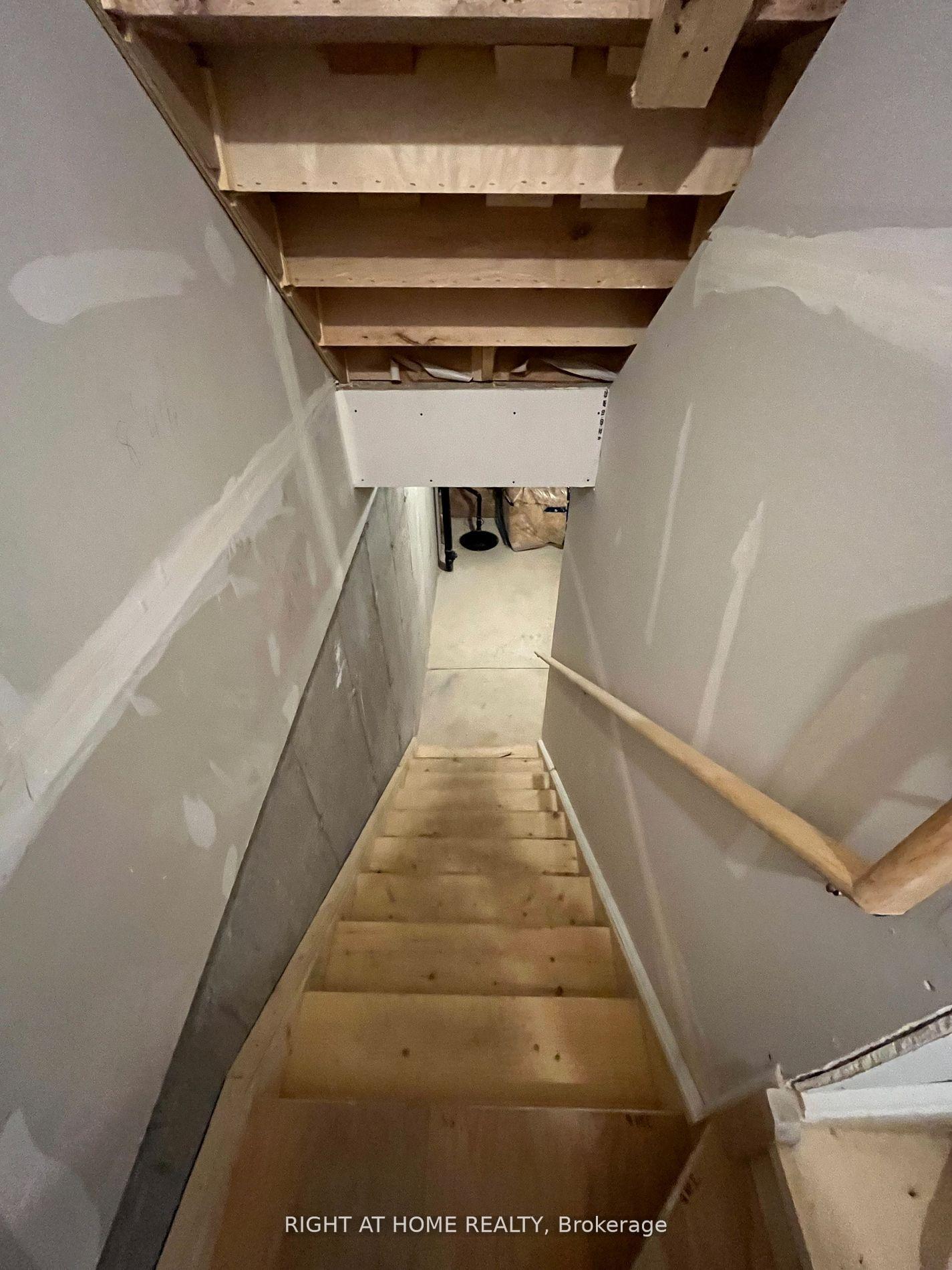 Photo 13 of 141 Aquasanta Crescent, Hamilton, Ryckmans — HOMEH