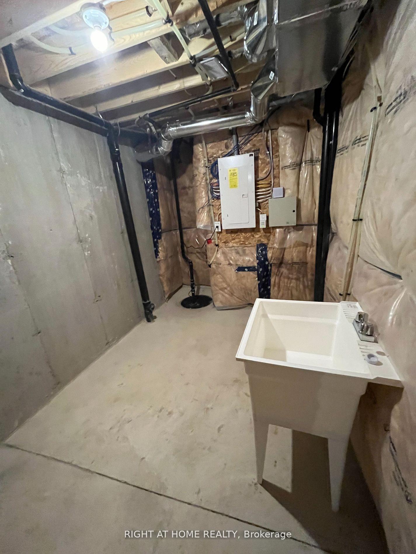 Photo 17 of 141 Aquasanta Crescent, Hamilton, Ryckmans — HOMEH