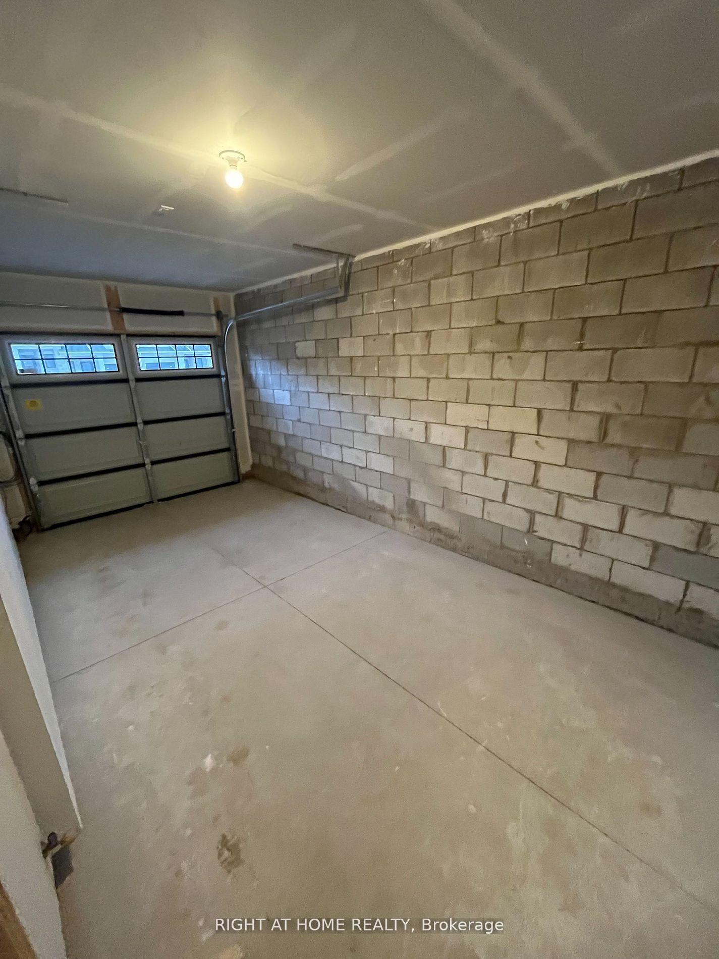 Photo 9 of 141 Aquasanta Crescent, Hamilton, Ryckmans — HOMEH