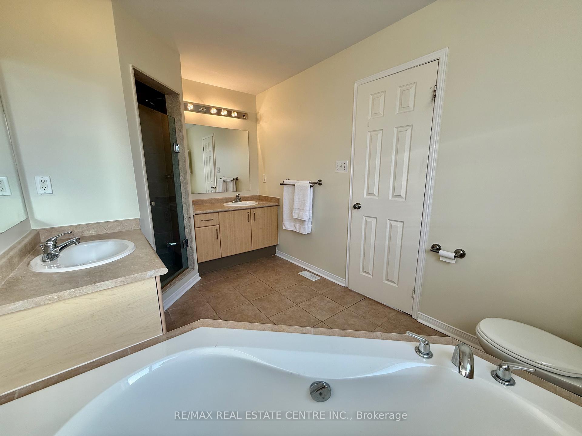 Photo 7 of 86 Snowberry Crescent, Halton Hills, Georgetown — HOMEH
