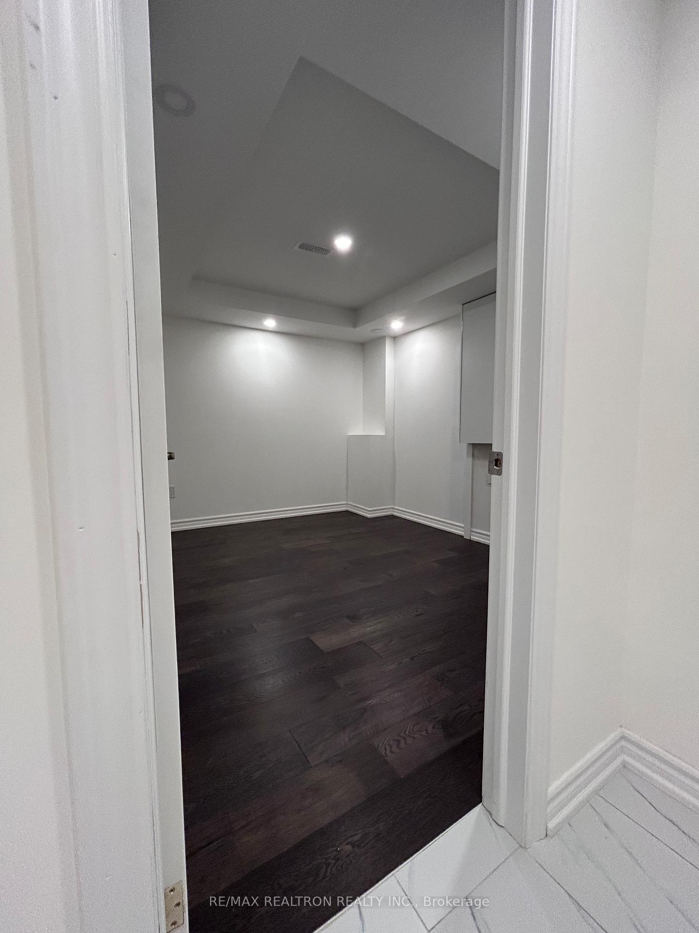 Photo 5 of 8 Finley Way, Markham, Cedarwood — HOMEH