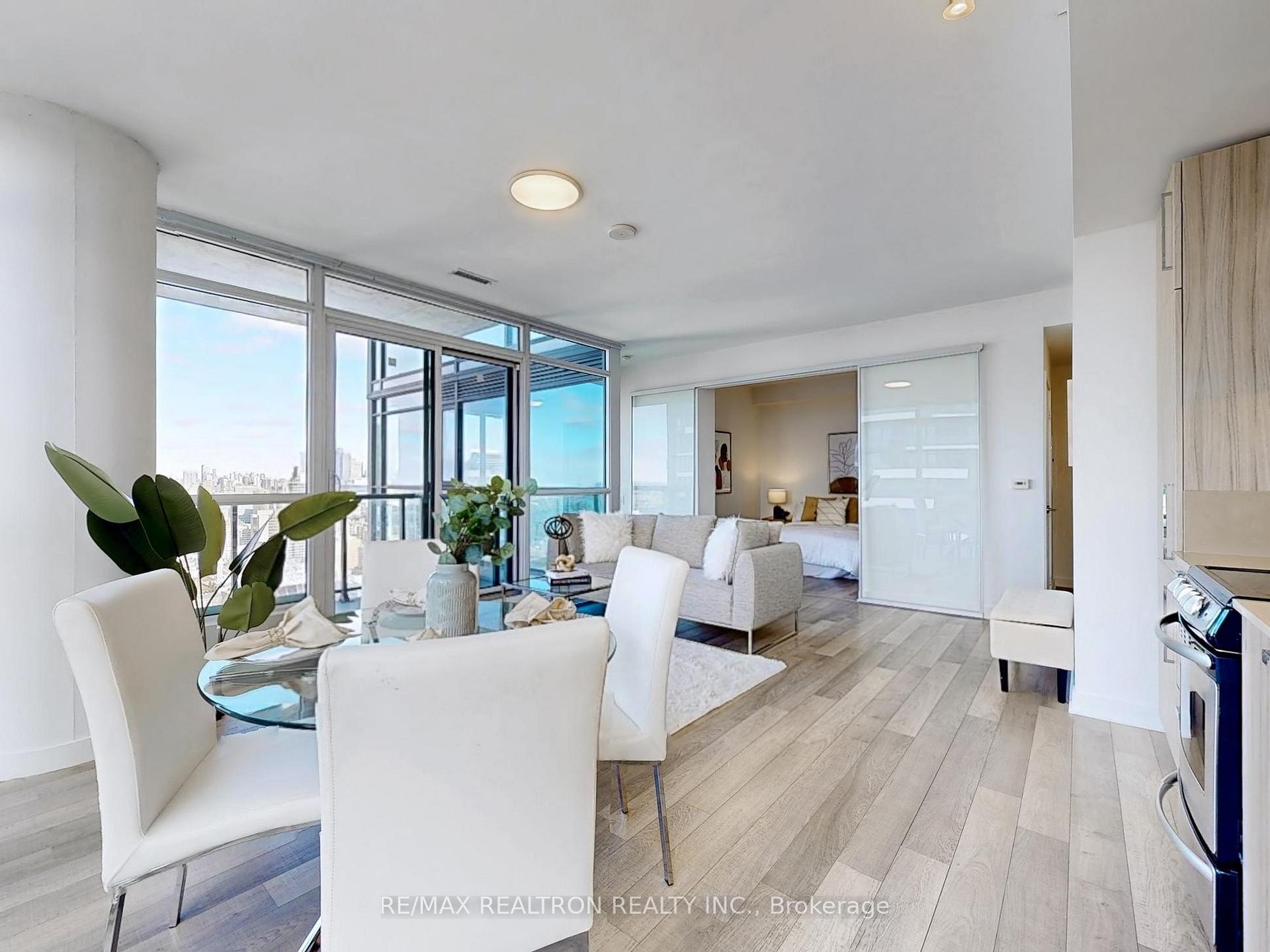 Photo 5 of Unit 3704, 290 Adelaide Street W, Toronto, Waterfront Communities — HOMEH