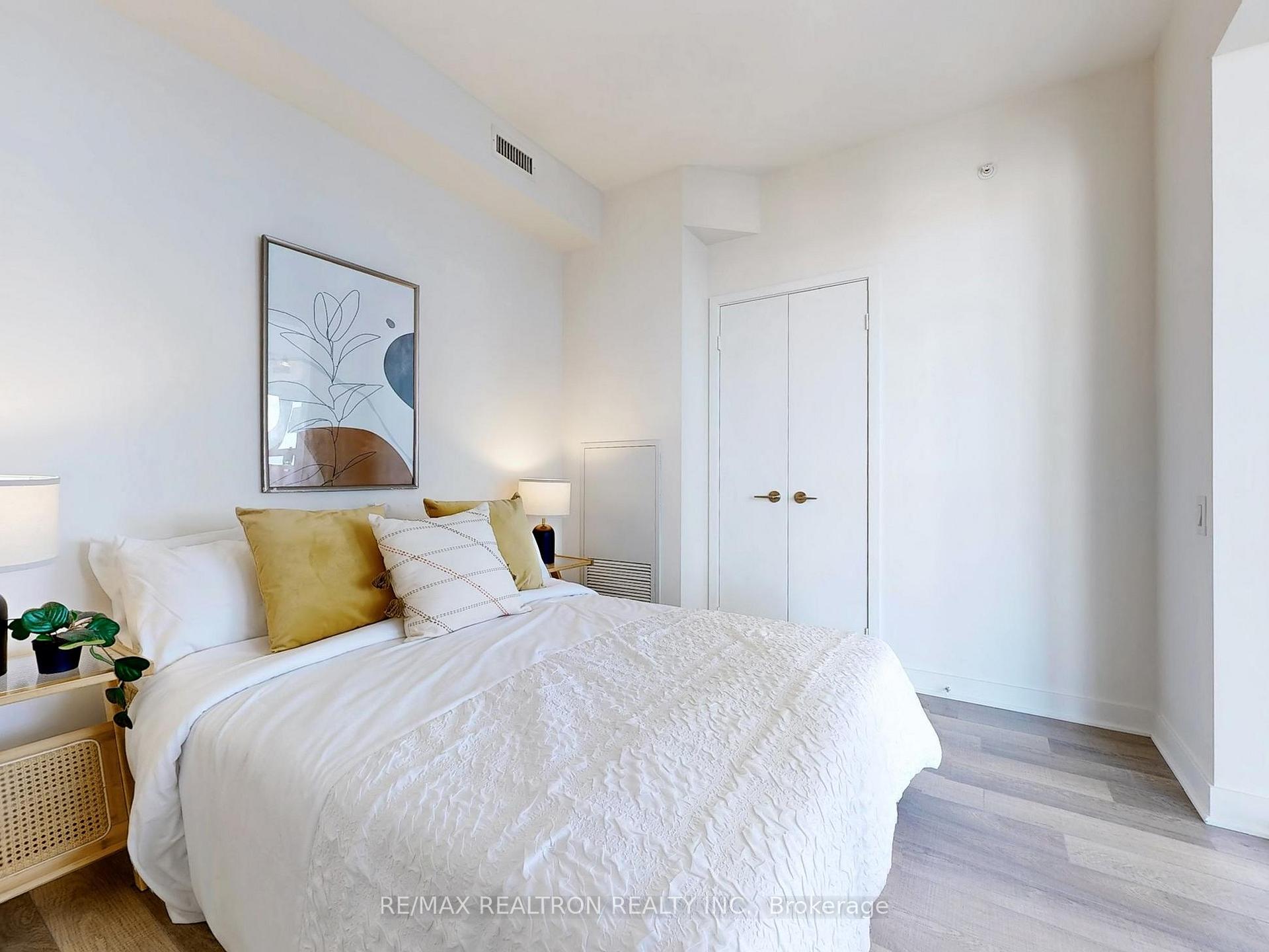 Photo 13 of Unit 3704, 290 Adelaide Street W, Toronto, Waterfront Communities — HOMEH