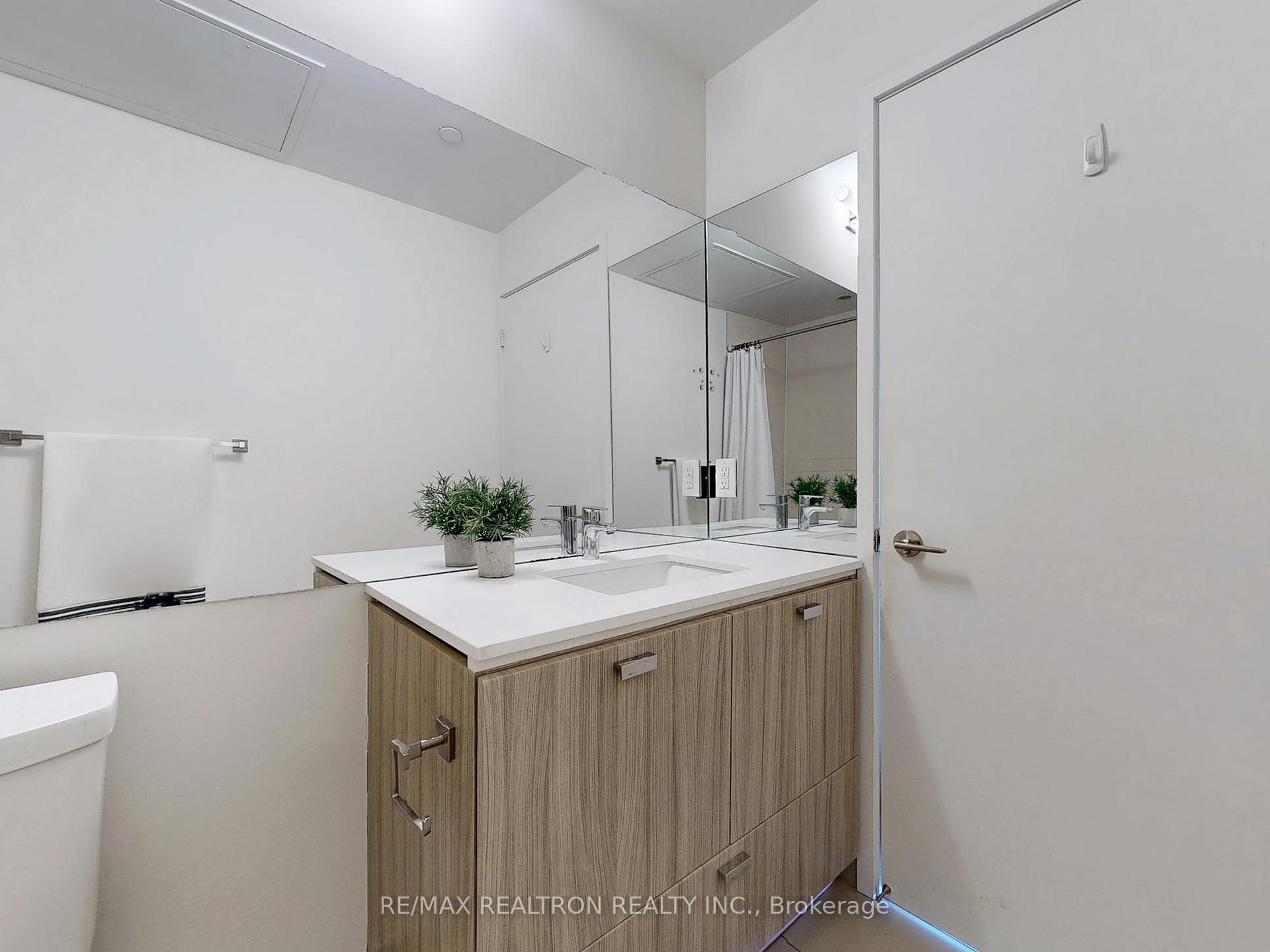 Photo 15 of Unit 3704, 290 Adelaide Street W, Toronto, Waterfront Communities — HOMEH