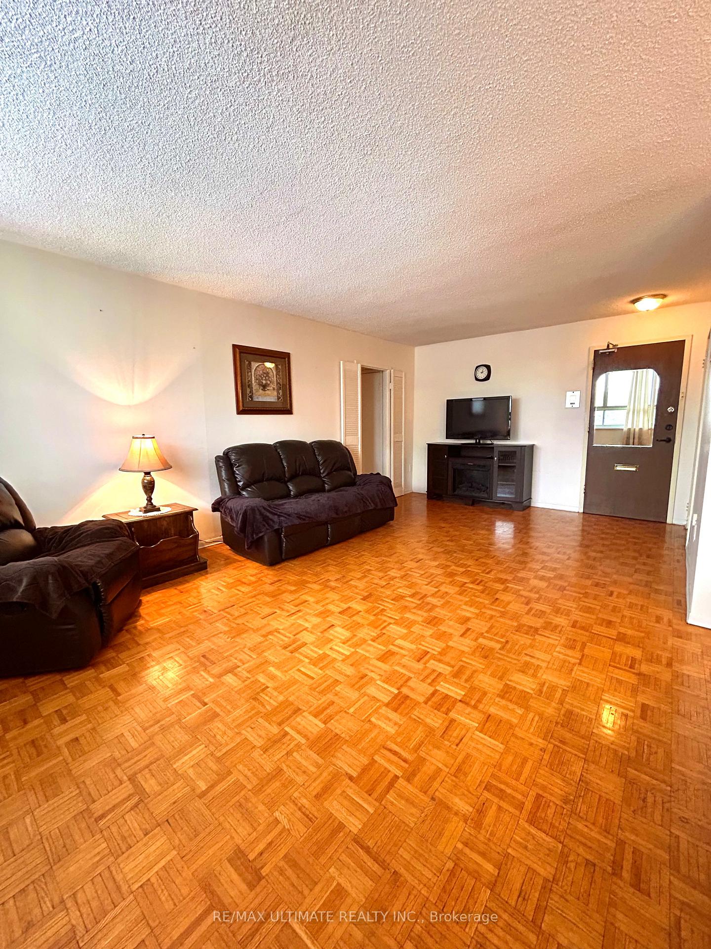 Photo 5 of Unit 409, 151 La Rose Avenue, Etobicoke, Humber Heights — HOMEH
