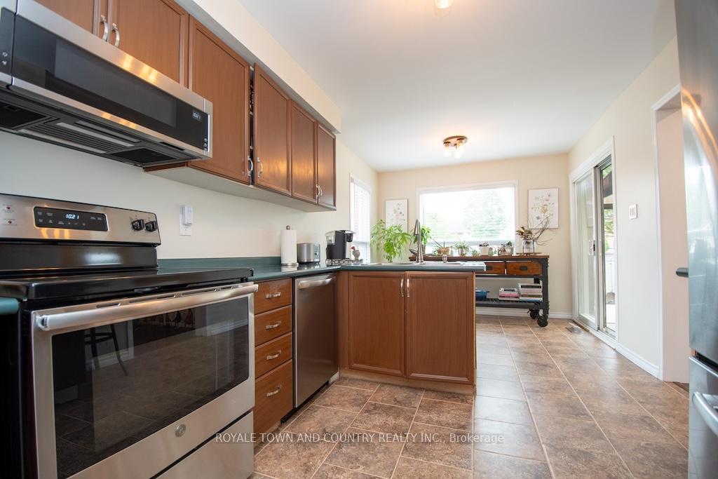 Photo 9 of 59 Bonnycastle Drive, Clarington, Bowmanville — HOMEH