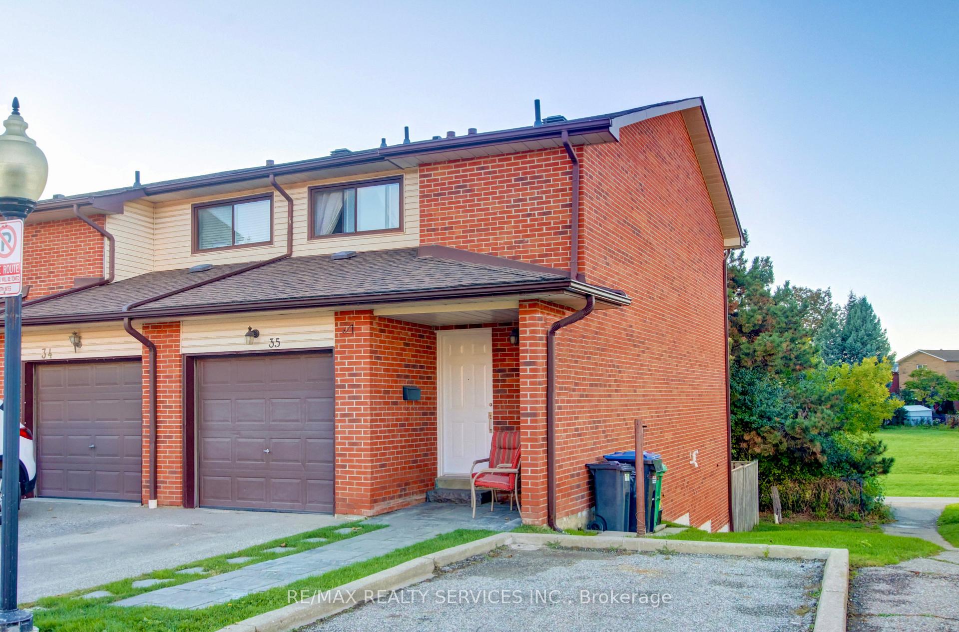 Front of Unit 34, 35 Collins Crescent