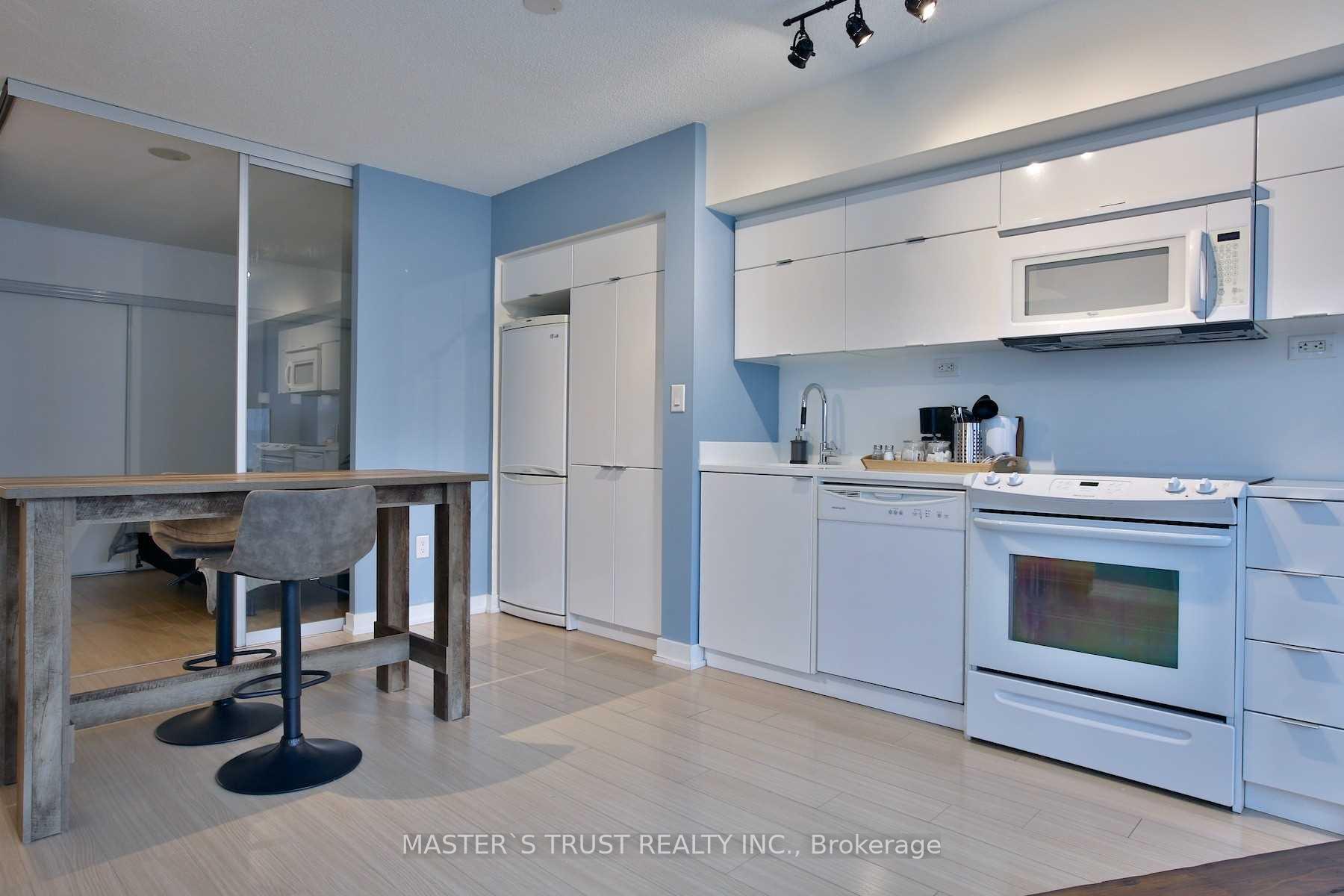 Photo 7 of Unit 932, 21 Iceboat Terrace, Toronto, Waterfront Communities — HOMEH