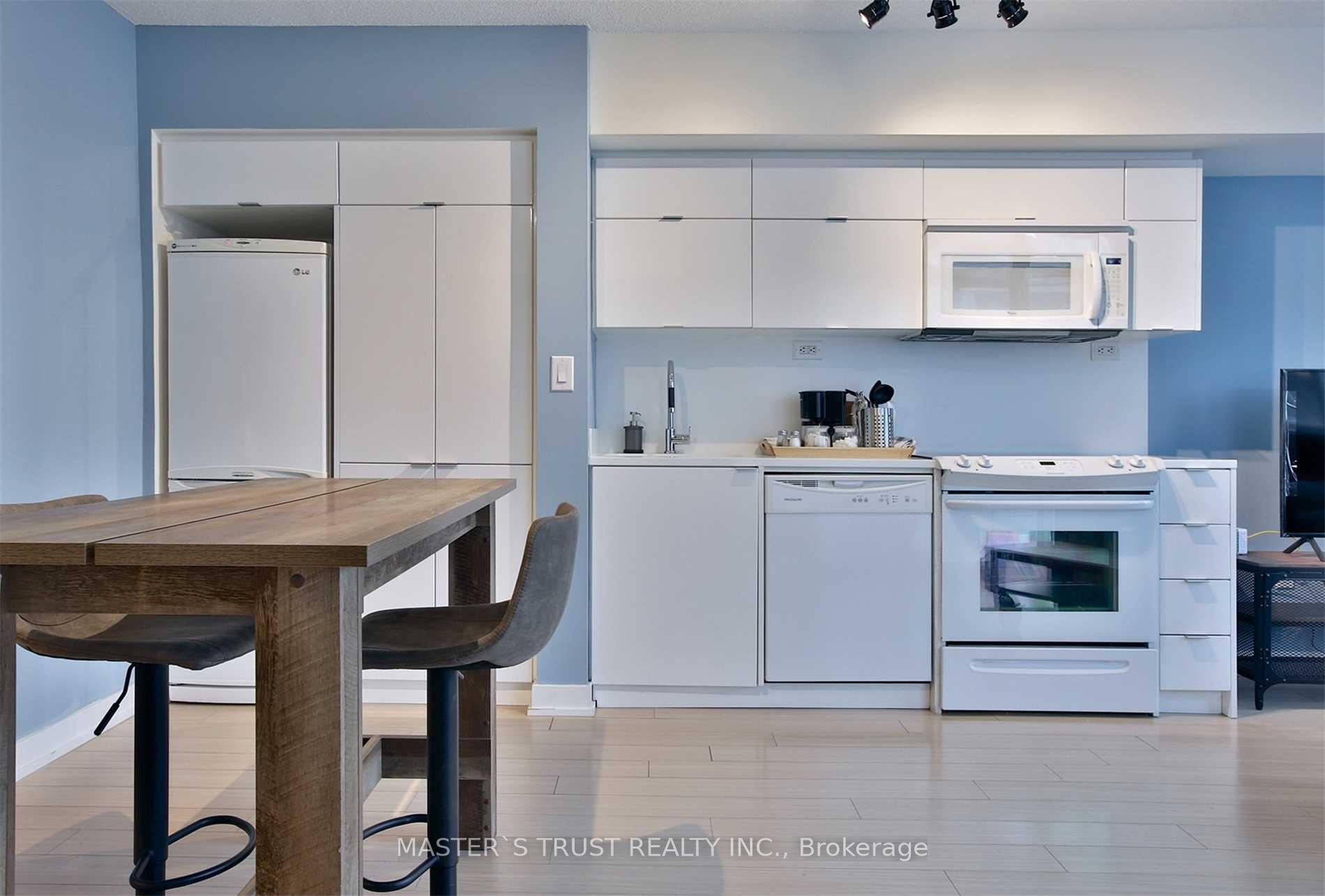 Photo 5 of Unit 932, 21 Iceboat Terrace, Toronto, Waterfront Communities — HOMEH