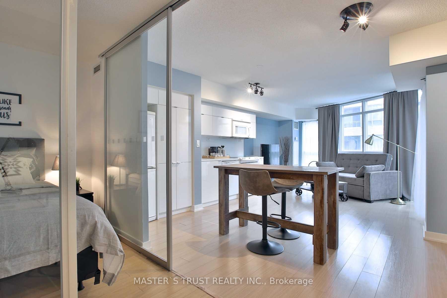 Photo 2 of Unit 932, 21 Iceboat Terrace, Toronto, Waterfront Communities — HOMEH