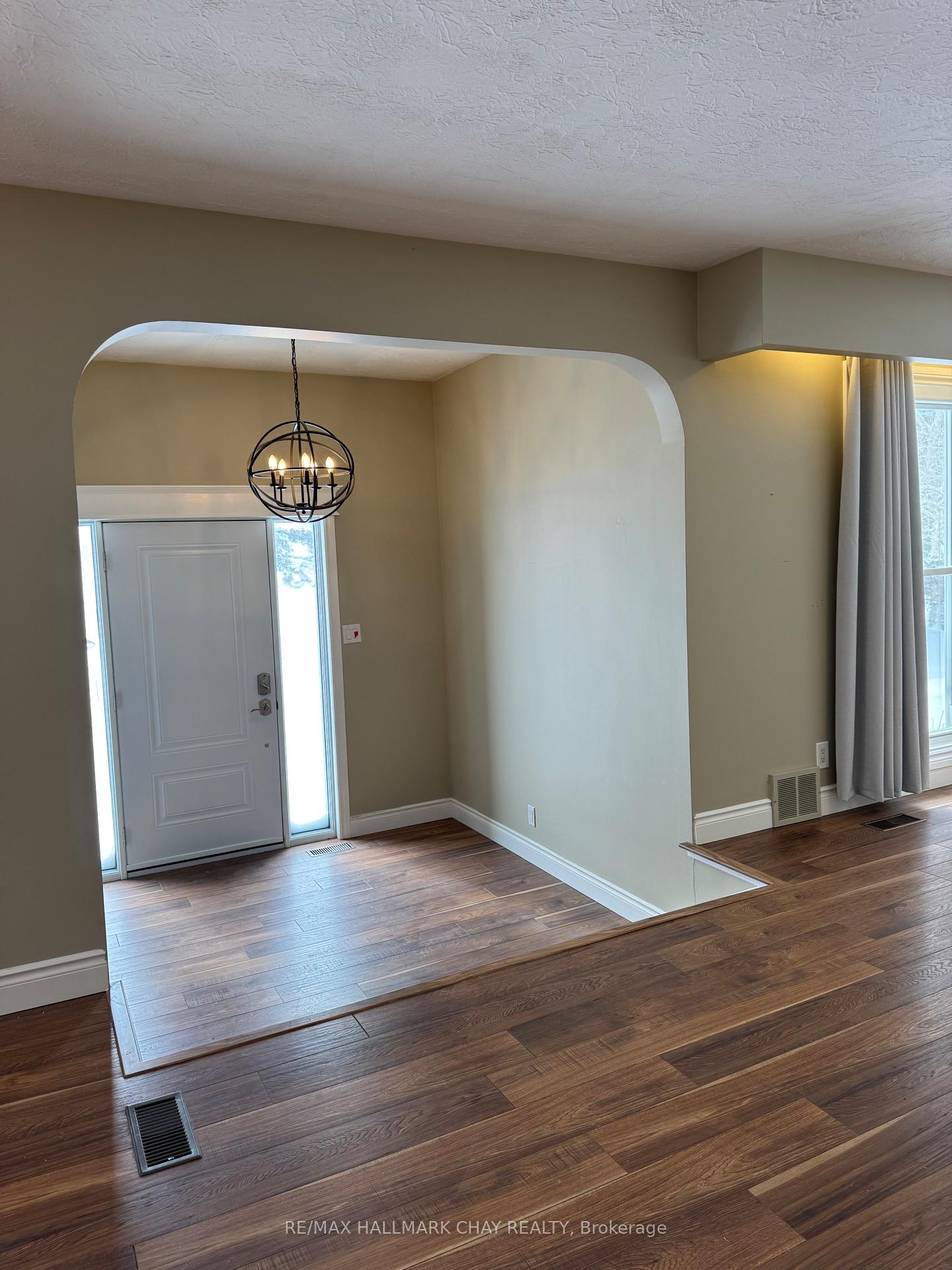 Photo 5 of 763 - MAIN LEVEL Penetanguishene Road, Barrie, 400 North — HOMEH