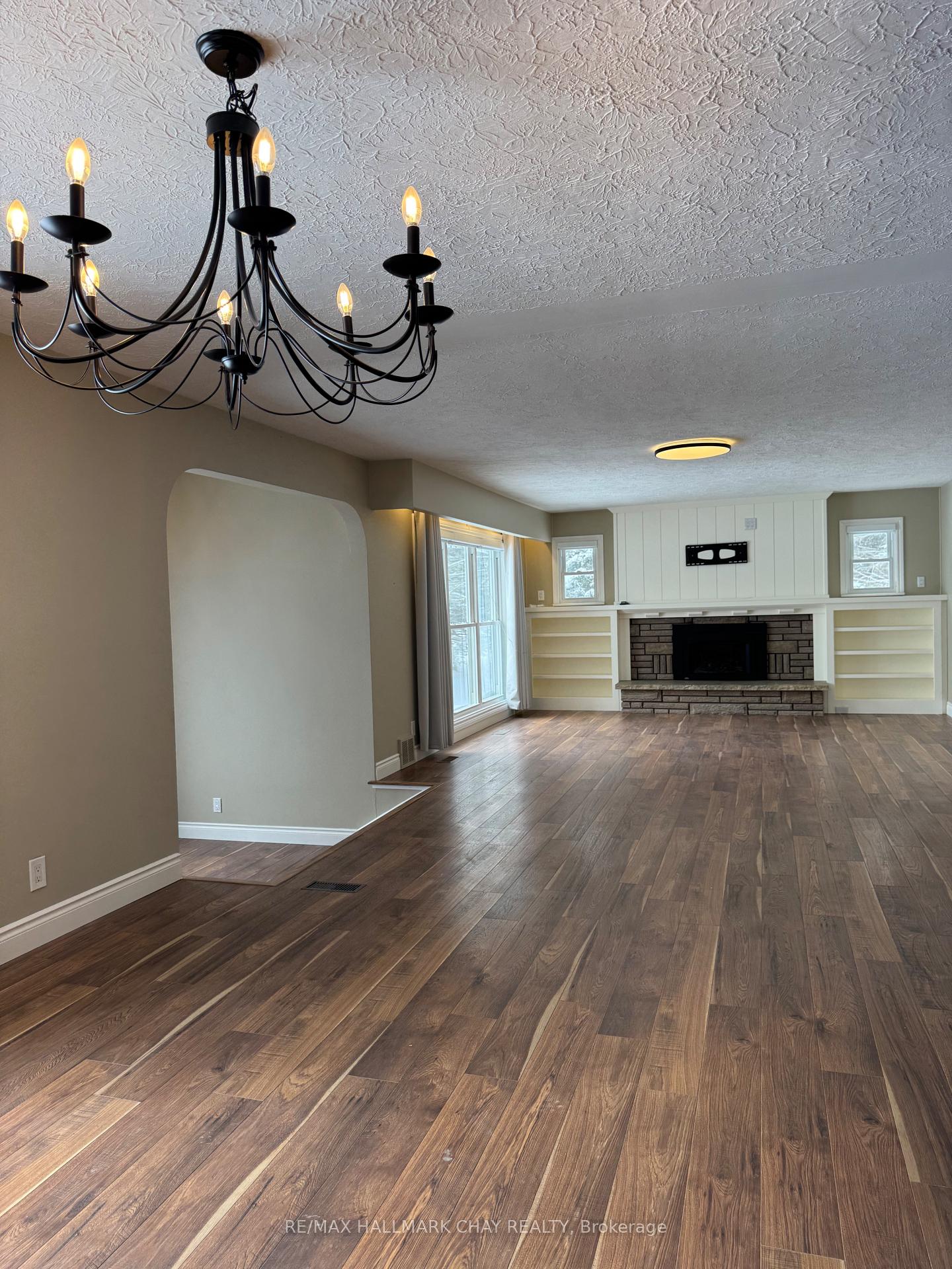 Photo 6 of 763 - MAIN LEVEL Penetanguishene Road, Barrie, 400 North — HOMEH