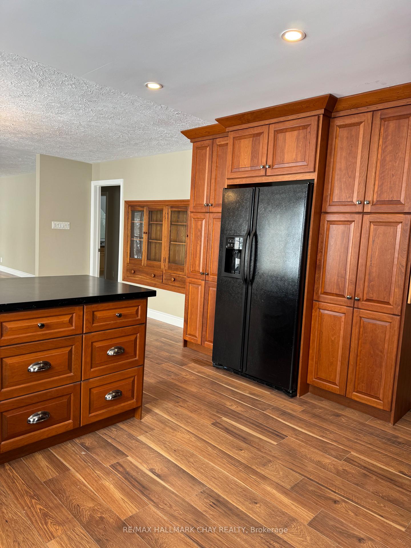 Photo 7 of 763 - MAIN LEVEL Penetanguishene Road, Barrie, 400 North — HOMEH