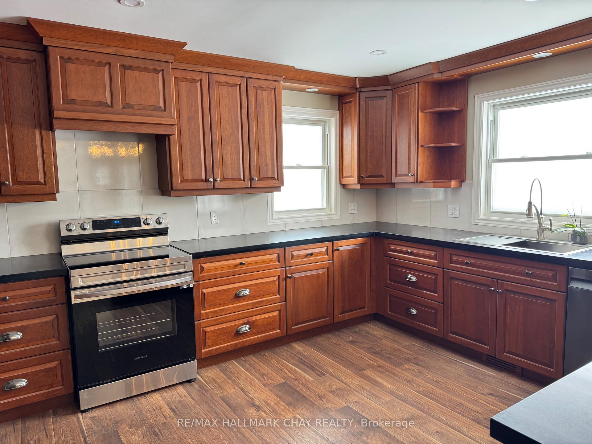 Photo 9 of 763 - MAIN LEVEL Penetanguishene Road, Barrie, 400 North — HOMEH