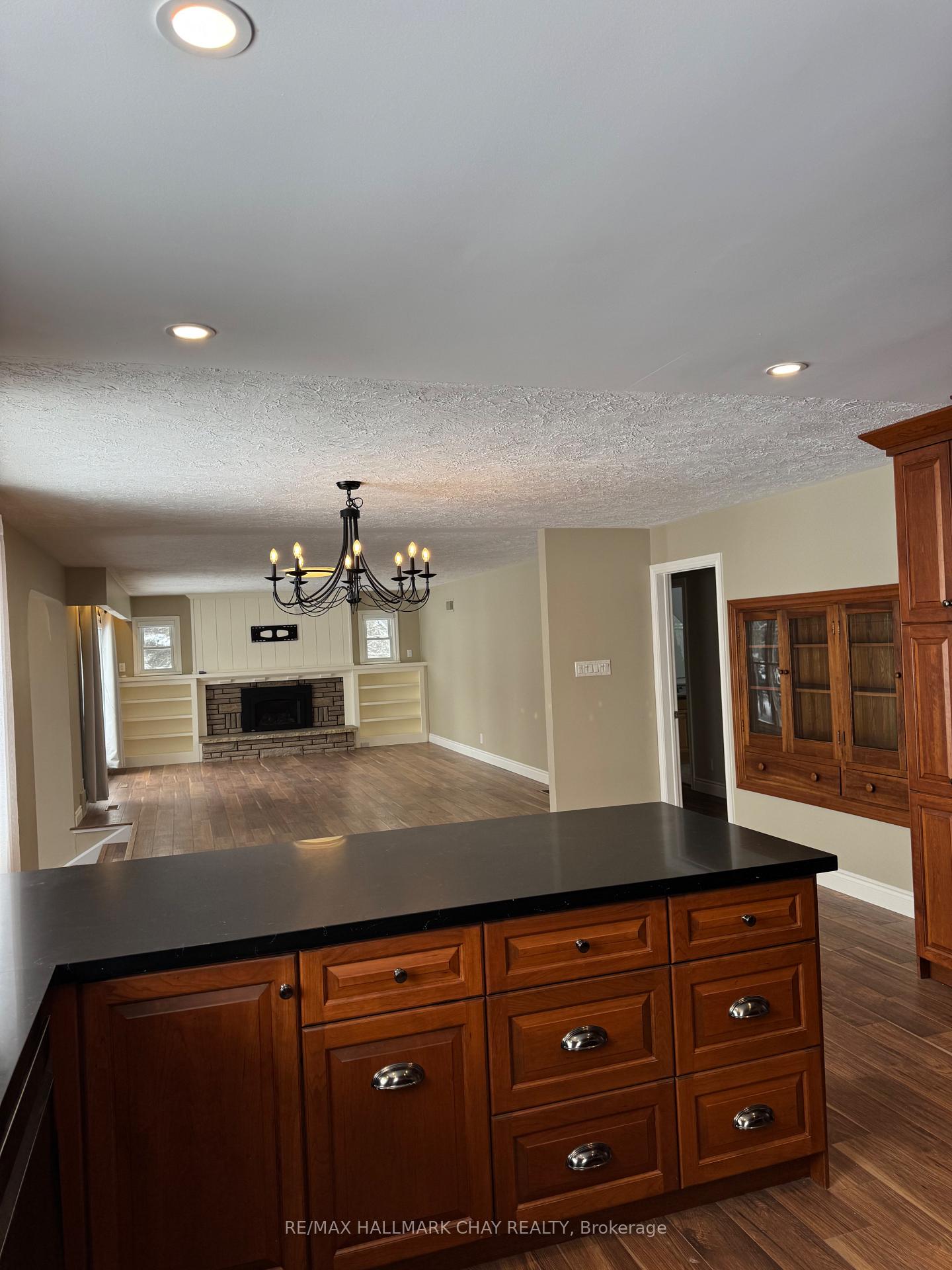 Photo 11 of 763 - MAIN LEVEL Penetanguishene Road, Barrie, 400 North — HOMEH