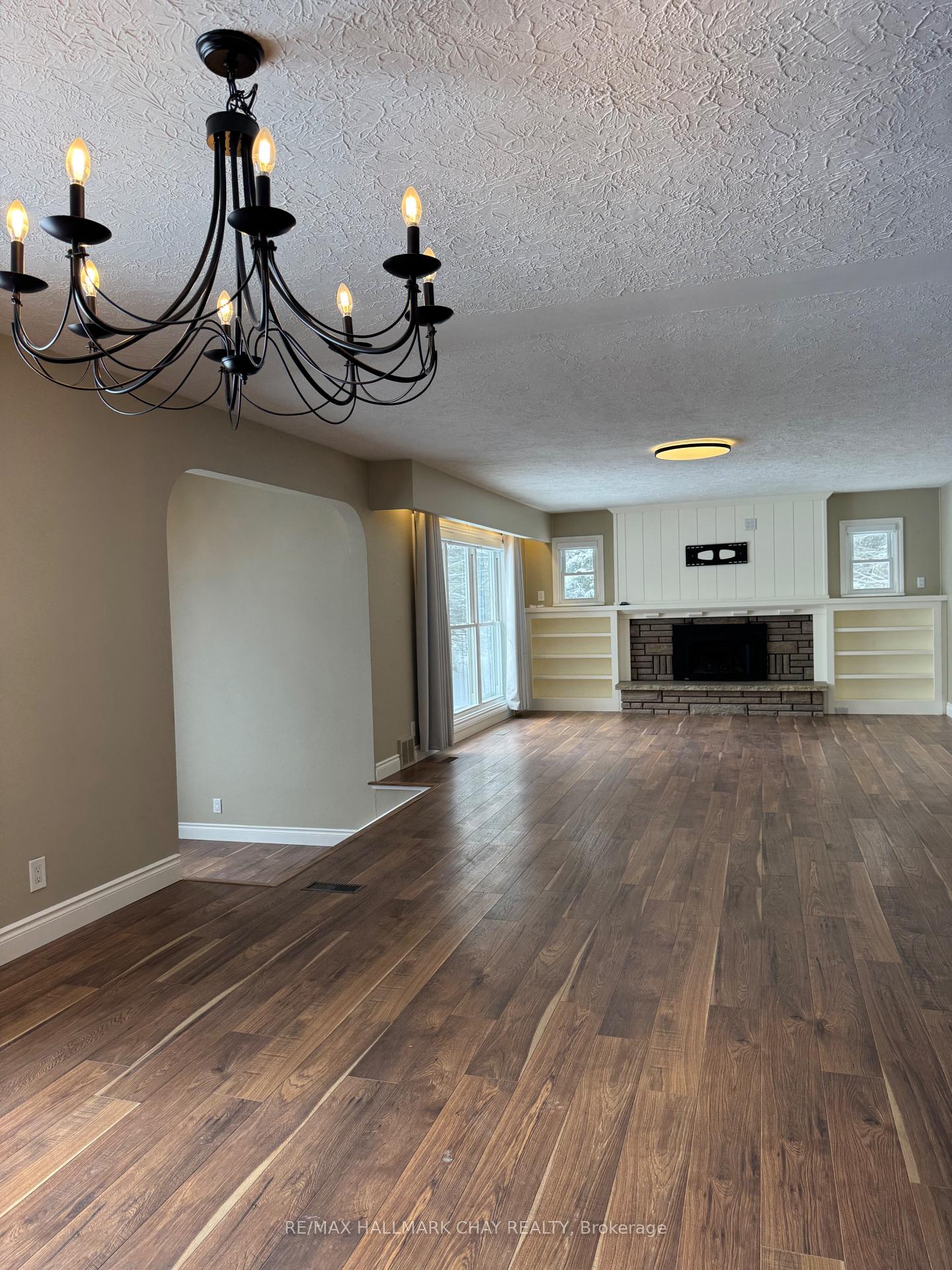 Photo 14 of 763 - MAIN LEVEL Penetanguishene Road, Barrie, 400 North — HOMEH