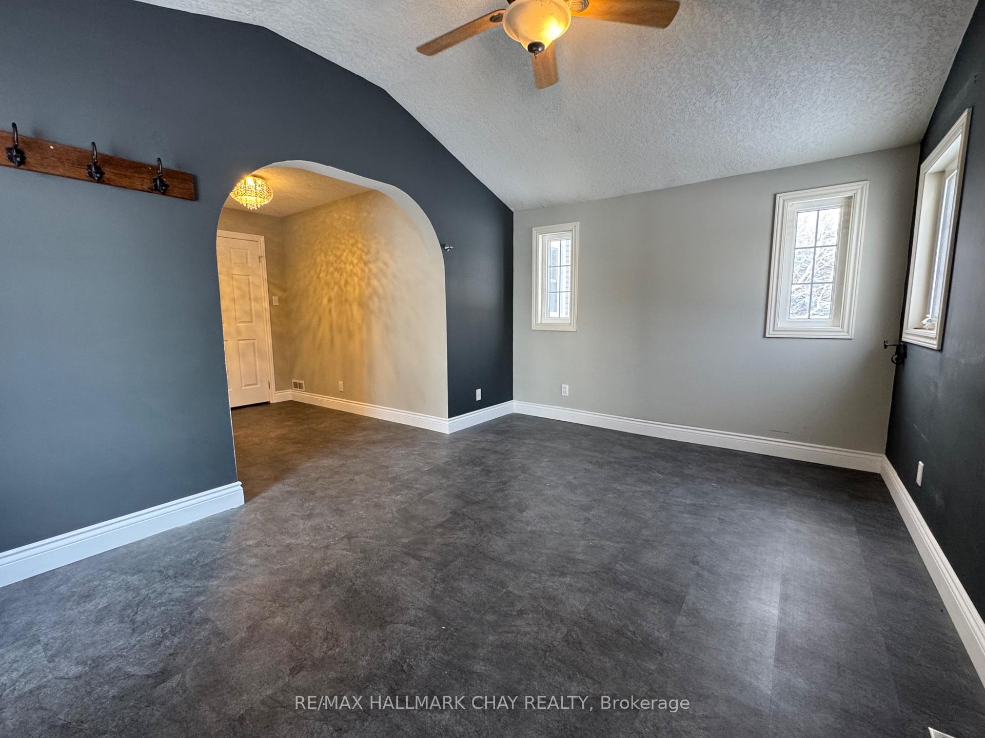 Photo 16 of 763 - MAIN LEVEL Penetanguishene Road, Barrie, 400 North — HOMEH